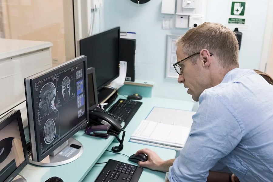 Steve Fleming explora algunos de los escáneres que utiliza para reconstruir cómo la actividad cerebral se relaciona con diferentes aspectos de la metacognición.