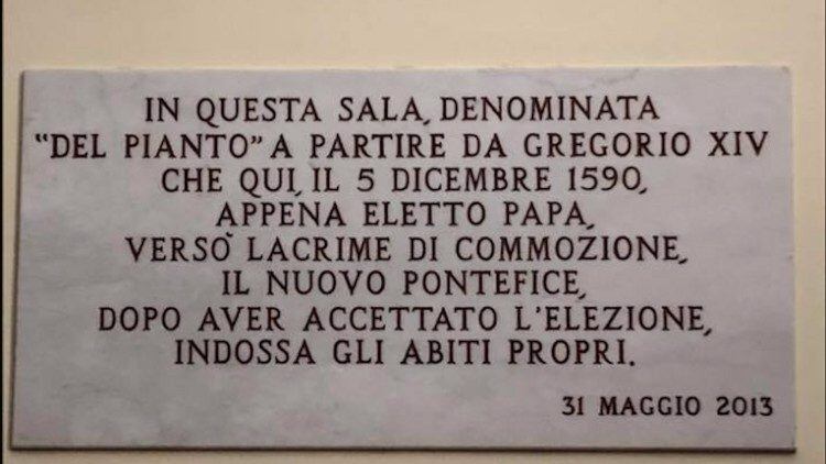 Vista interior de la sala de las lágrimas en la Capilla Sixtina, un espacio austero y reservado donde el nuevo Papa se cambia de vestimenta y medita tras ser elegido, antes de aparecer ante el público.