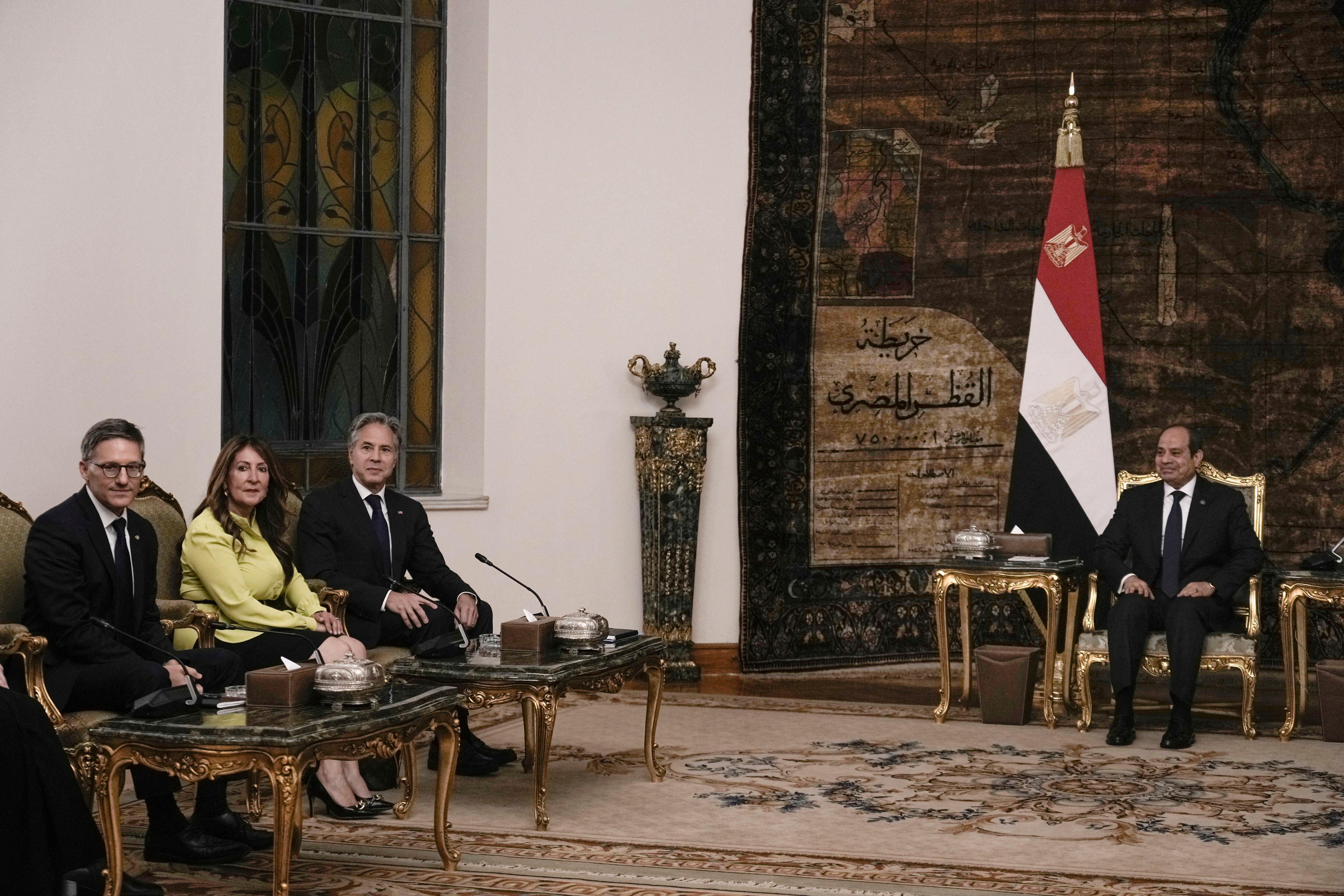 El secretario de Estado de Estados Unidos, Antony Blinken (3.o por la izquierda), se reúne con el presidente de Egipto, Abdel Fattah al-Sisi, en El Cairo, en su gira por la tregua en Gaza.