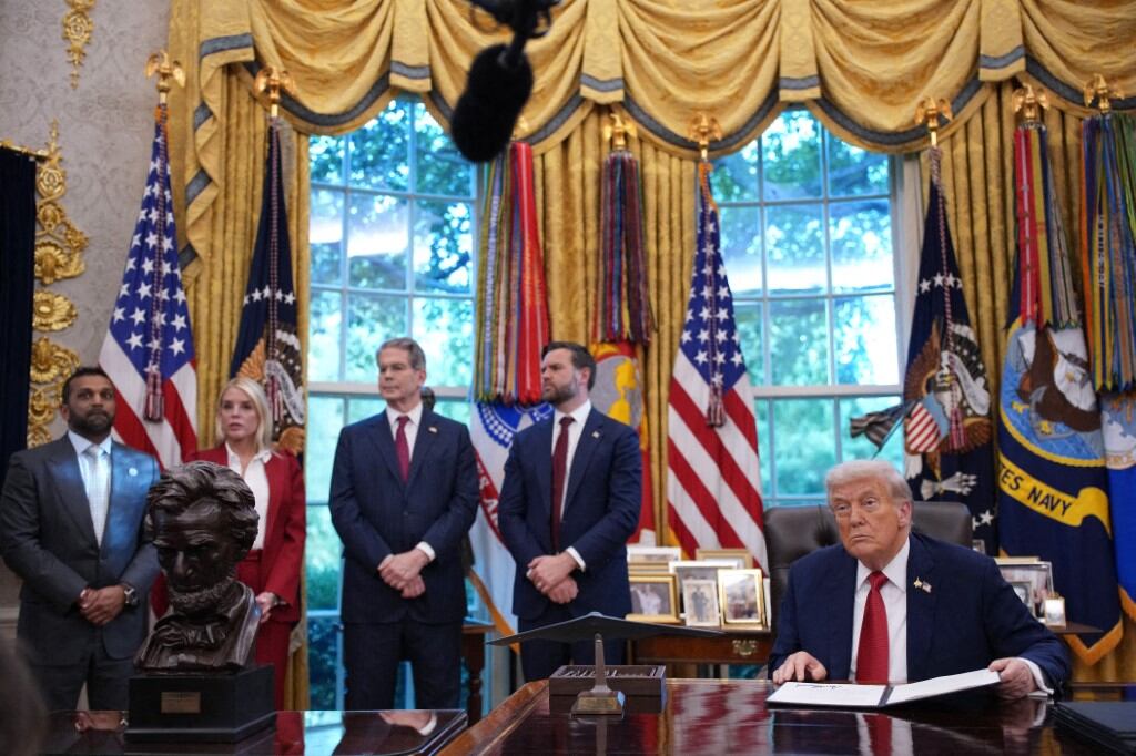 Donald Trump en compañía de su plana mayor en la Oficina Oval, incluido el Secretario del Tesoro, Scott Bessent.