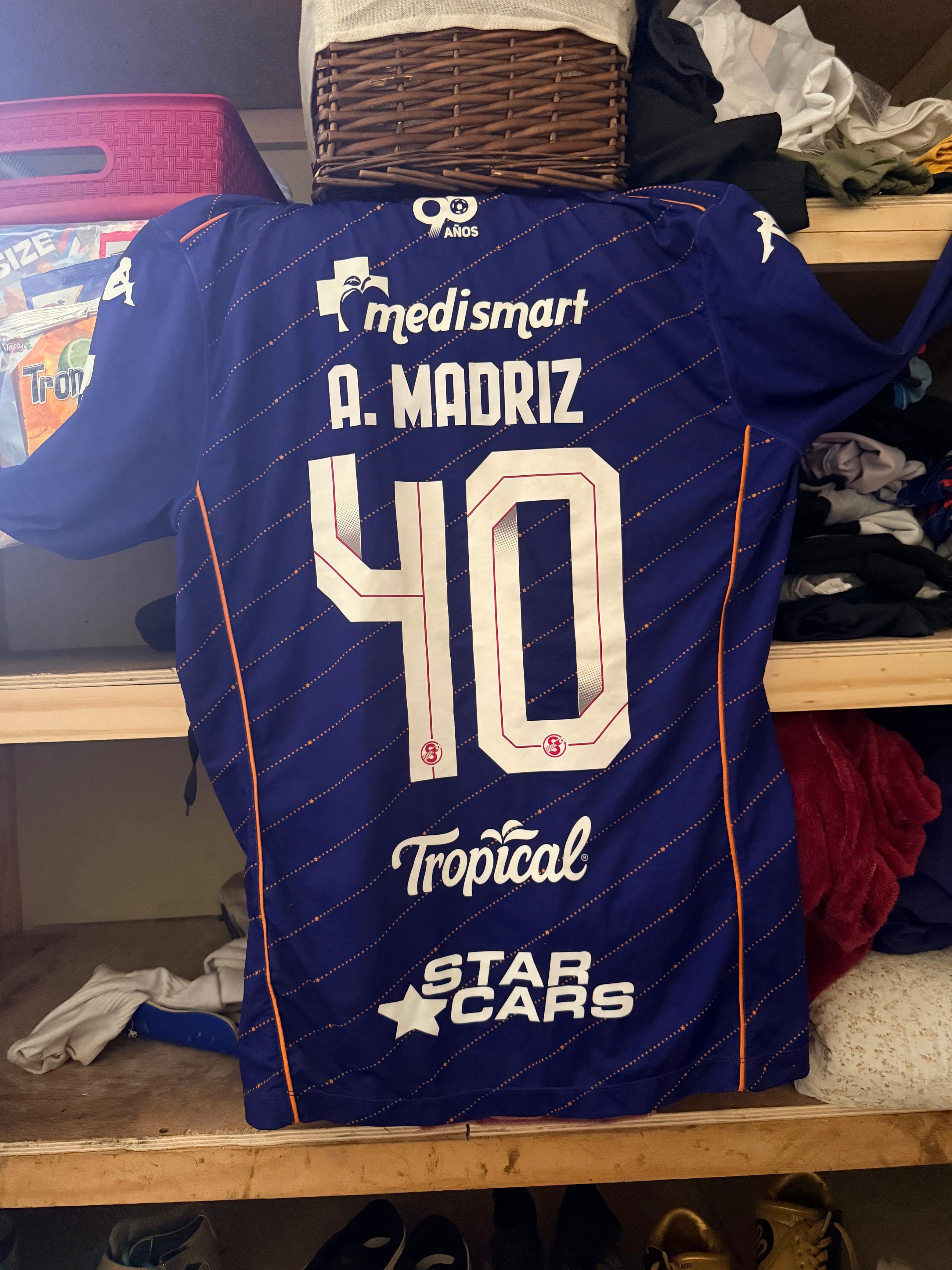 Dereck esta muy emocionado con la camiseta que le regalo Abraham Madriz
