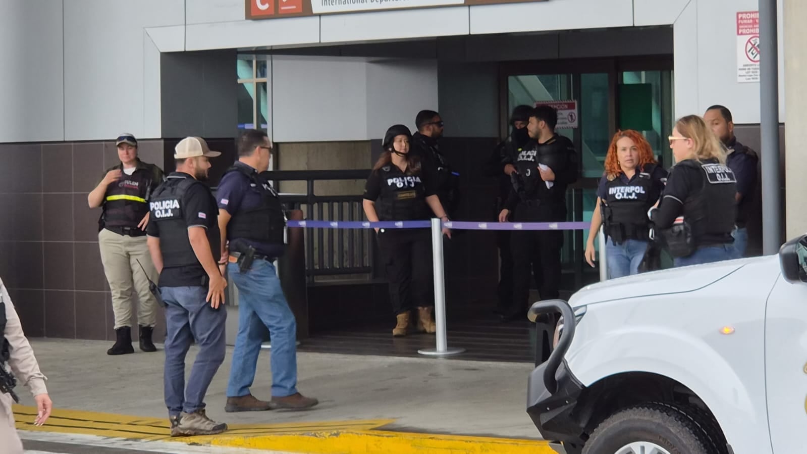 Johnny Angulo Fernández, alias John Cadenas, fue entregado a la Policía italiana este lunes en el aeropuerto Juan Santamaría. Es el primer nacional en la historia en ser extraditado a Europa.
