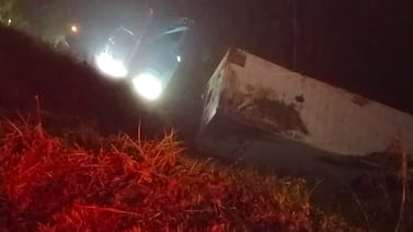 Furgón cae a guindo de casi 75 metros en Paraíso de Cartago: conductor queda en condición crítica