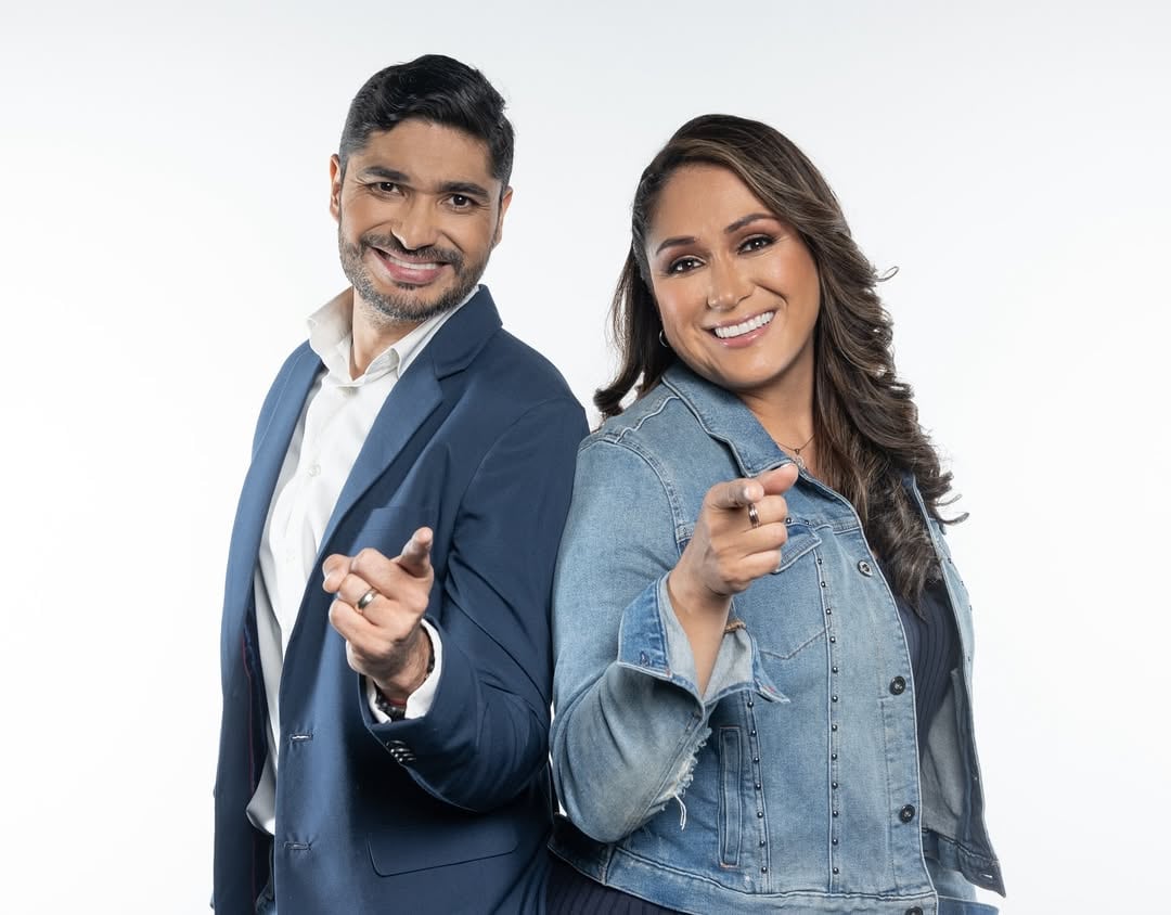 Locutores Douglas Hernández y Victoria "Vicky" Fuentes, de Teletica radio.