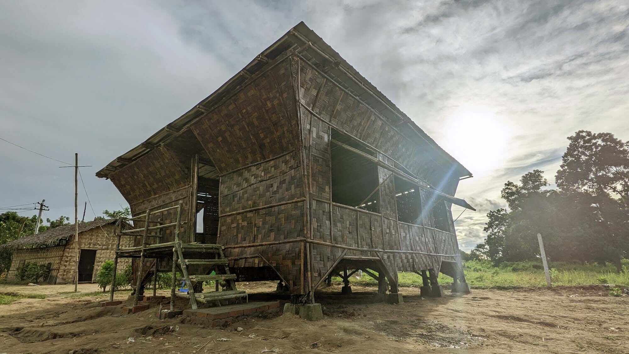 Myanmar impulsa casas de bambú que resisten terremotos y cuestan $1.000. El proyecto combina sostenibilidad, diseño local y capacitación.
