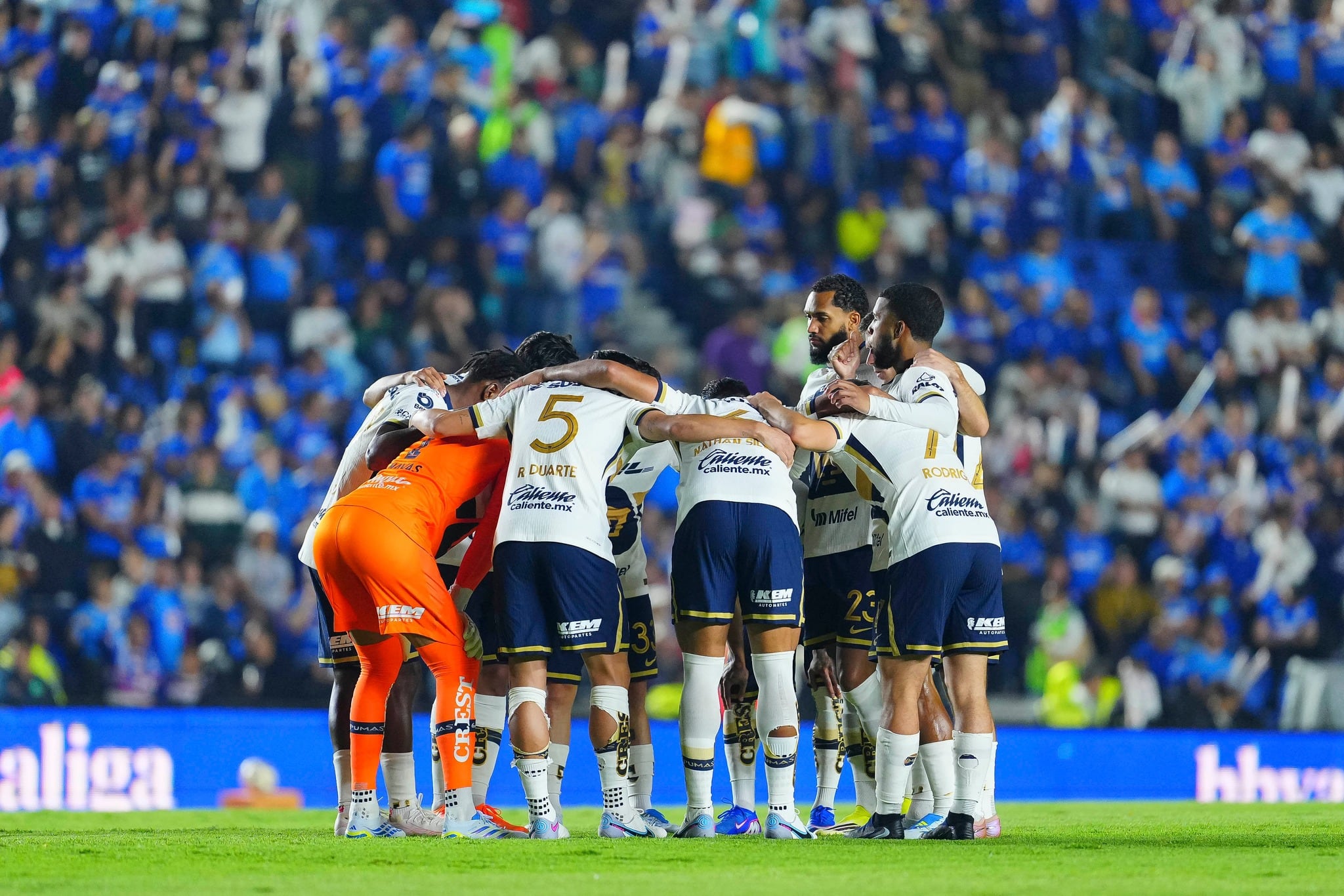 Keylor Navas junto a sus compañeros en la charla previa al juego contra Cruz Azul.