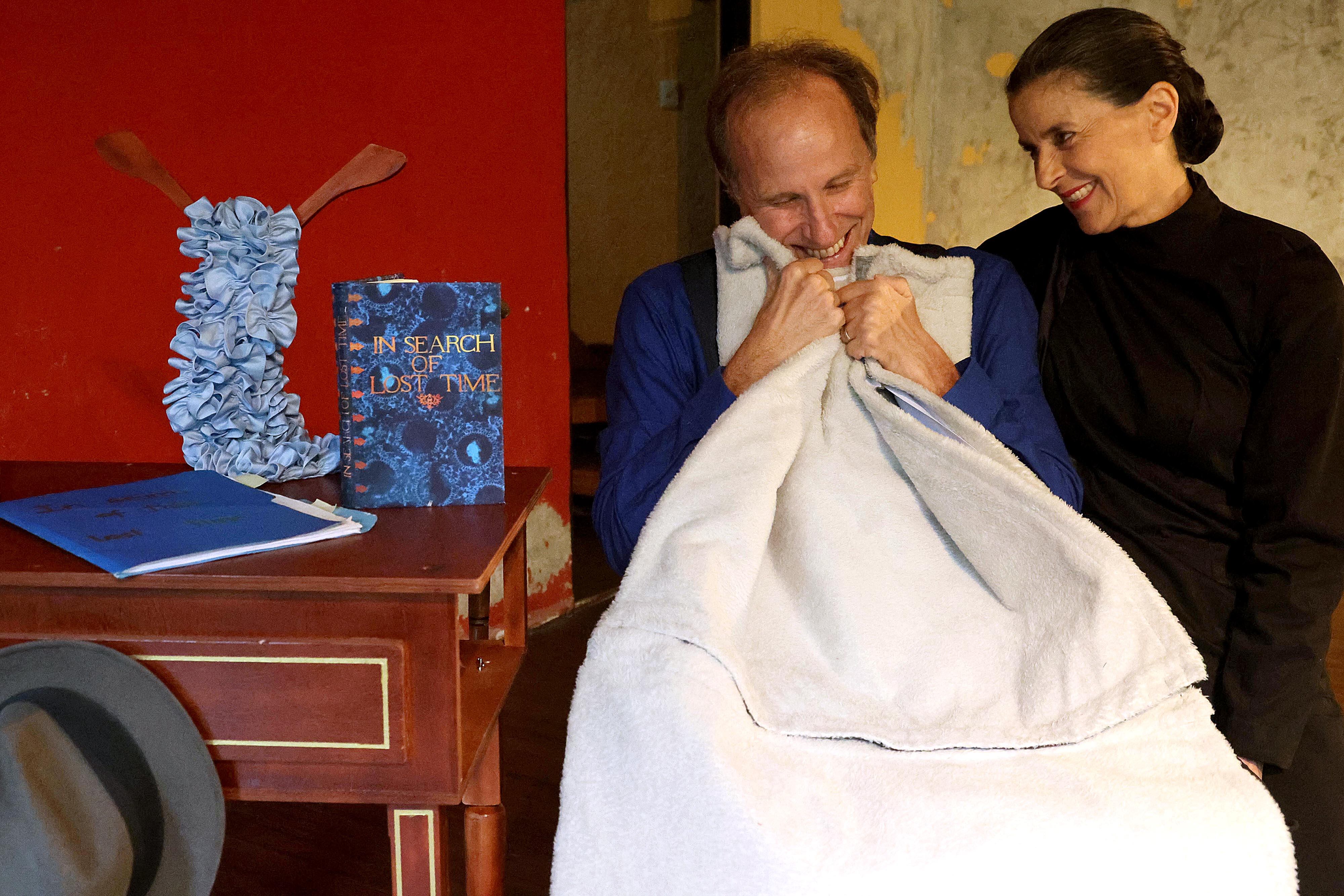 22/04/2024 Moravia. Ensayo de la obra In Search Of Lost This Time, del grupo de Teatro Abya Yala. Actúan David Korish (autor) y Roxana Ávila (directora). Foto: Rafael Pacheco Granados