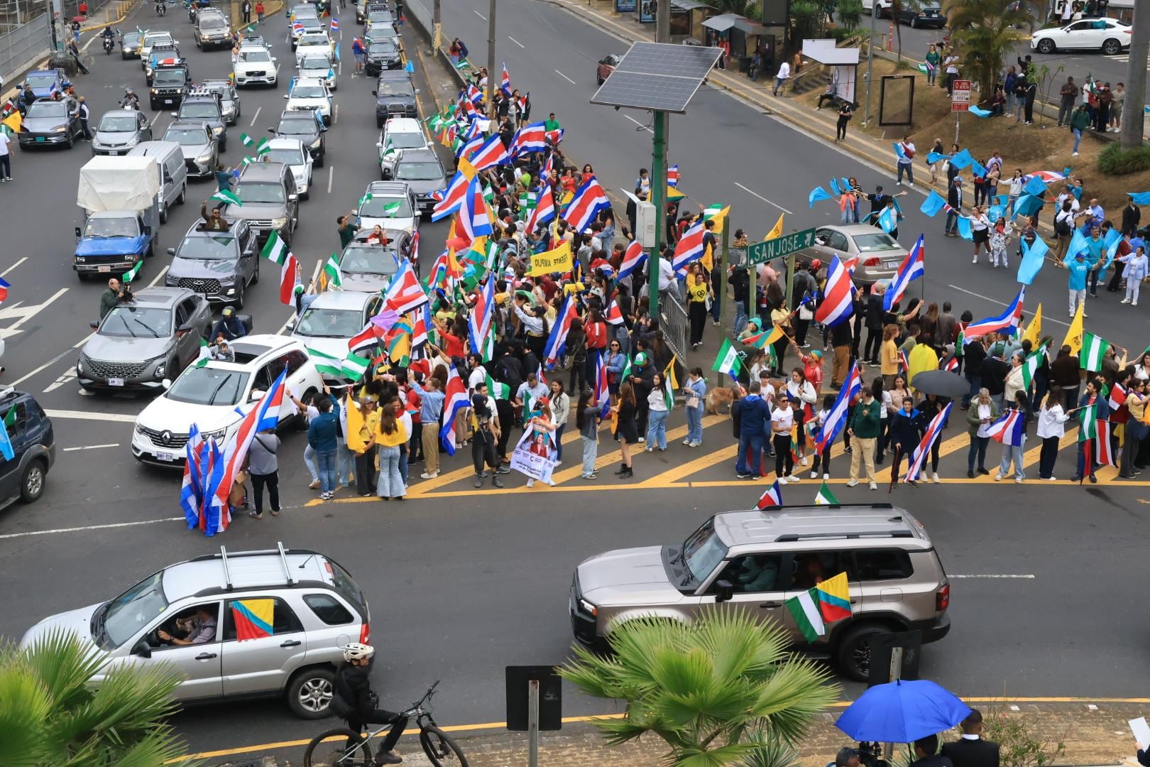 Manifestación multipartidista en la fuente de la Hispanidad a pocas horas del cierre de las urnas este domingo.