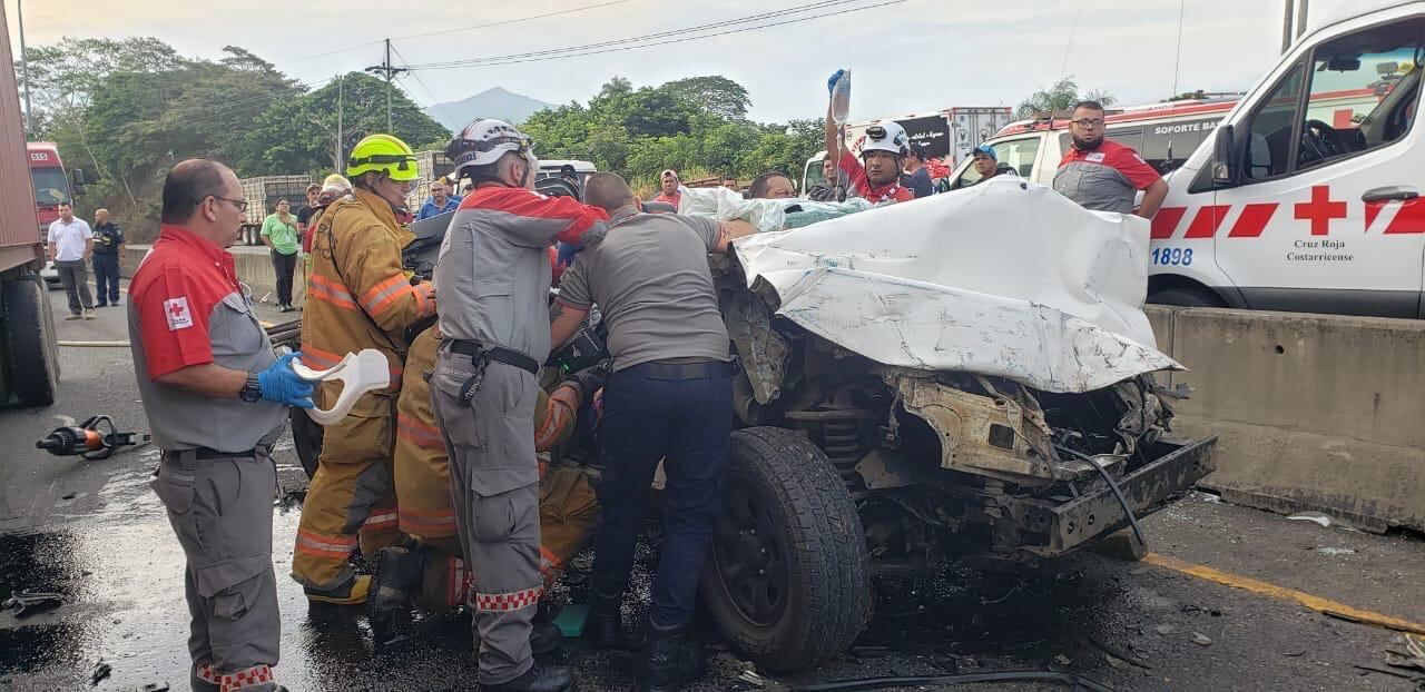 Bomberos y cruzrojistas antendieron un grave accidente la mañana de este jueves en La Ceiba de Orotina. Foto: Cortesía Bomberos.
