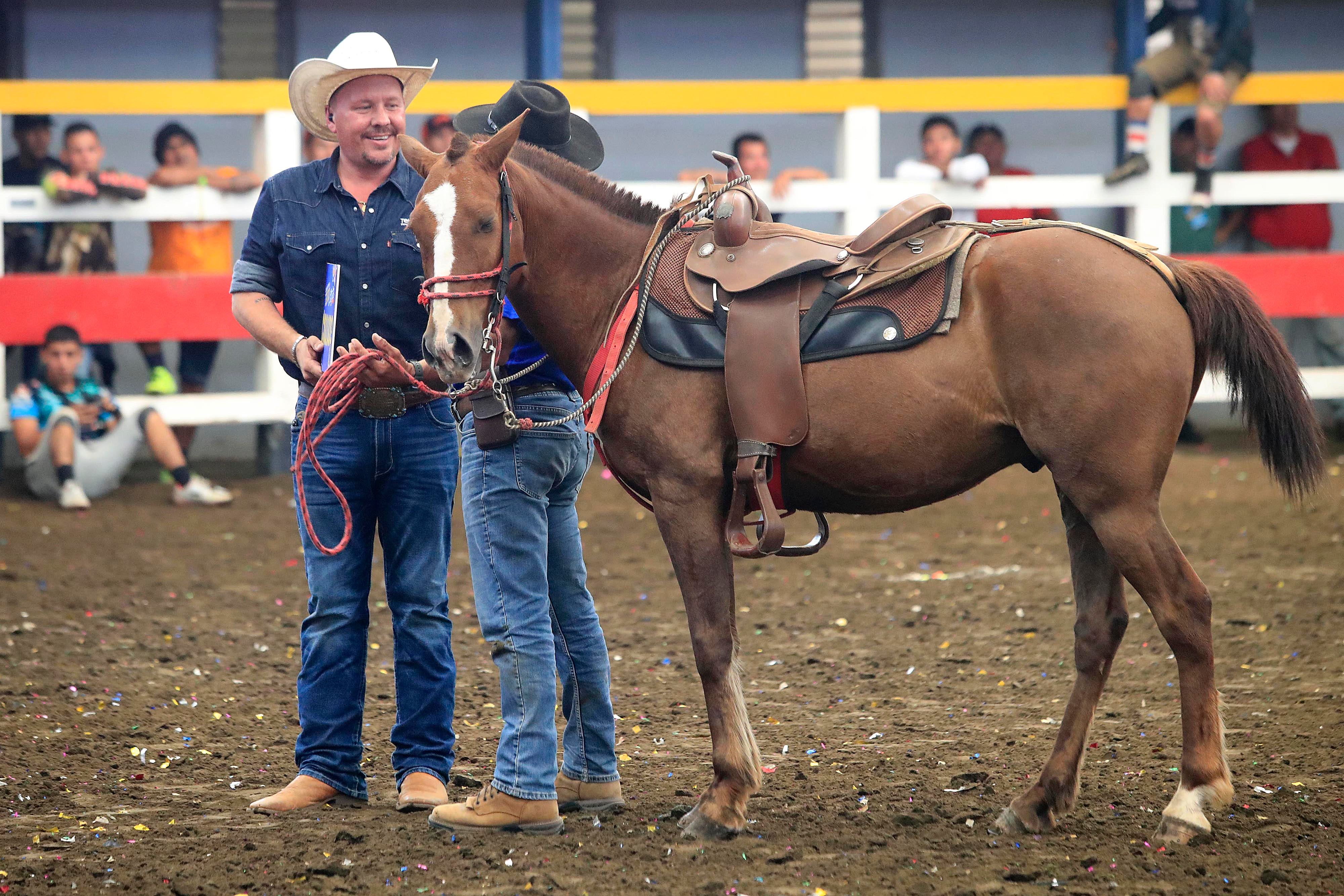 28/12/2023 Toros a la Tica, Palmares. Corrida de toros vespertina, cuya transmisión estuvo a cargo de Teletica Canal 7. Toros de monta y de cacho bravo (de corridas) de ganadería La Pinta fueron los encargados de ponerle la emoción dentro de la plaza. Pero además del ganado, montadores y toreros improvisados se llevaron las palmas de los espectadores que llenaron las gradas del redondel. Otra actividad que llamó mucho la atención y fue muy celebrada fue el Campeonato Nacional de Barrileras.