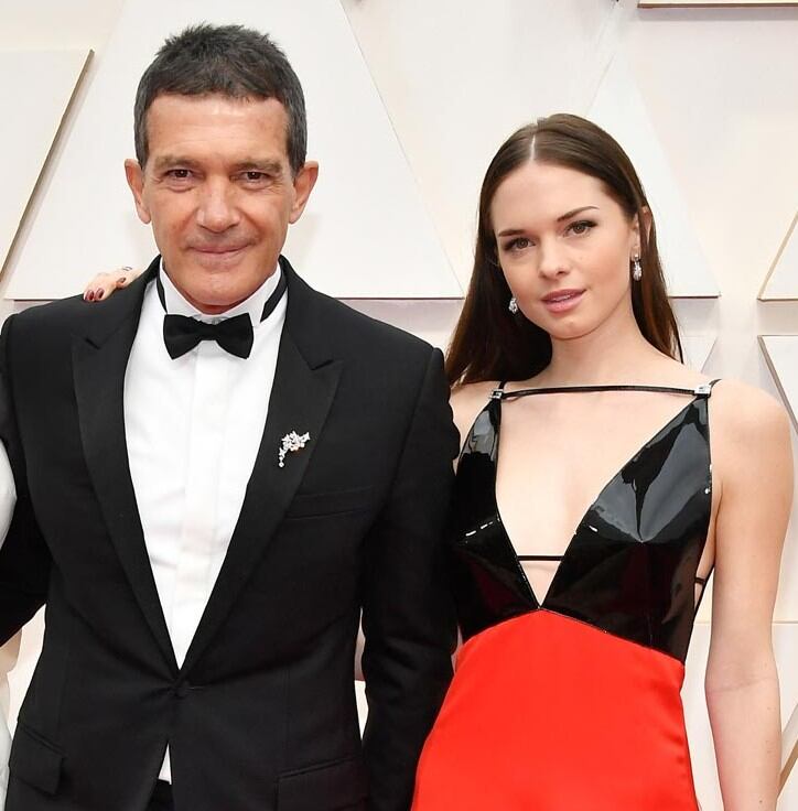 Stella Banderas acompañó a su padre Antonio a la ceremonia de los Premios Oscar de este año, espacio en el que salió de su bajo perfil. Él actor fue nominado en la categoría de mejor actor y para que su hija asistiera junto a él, tuvo que comprarle un boleto por $750, según había revelado. Foto: AP/ Archivo