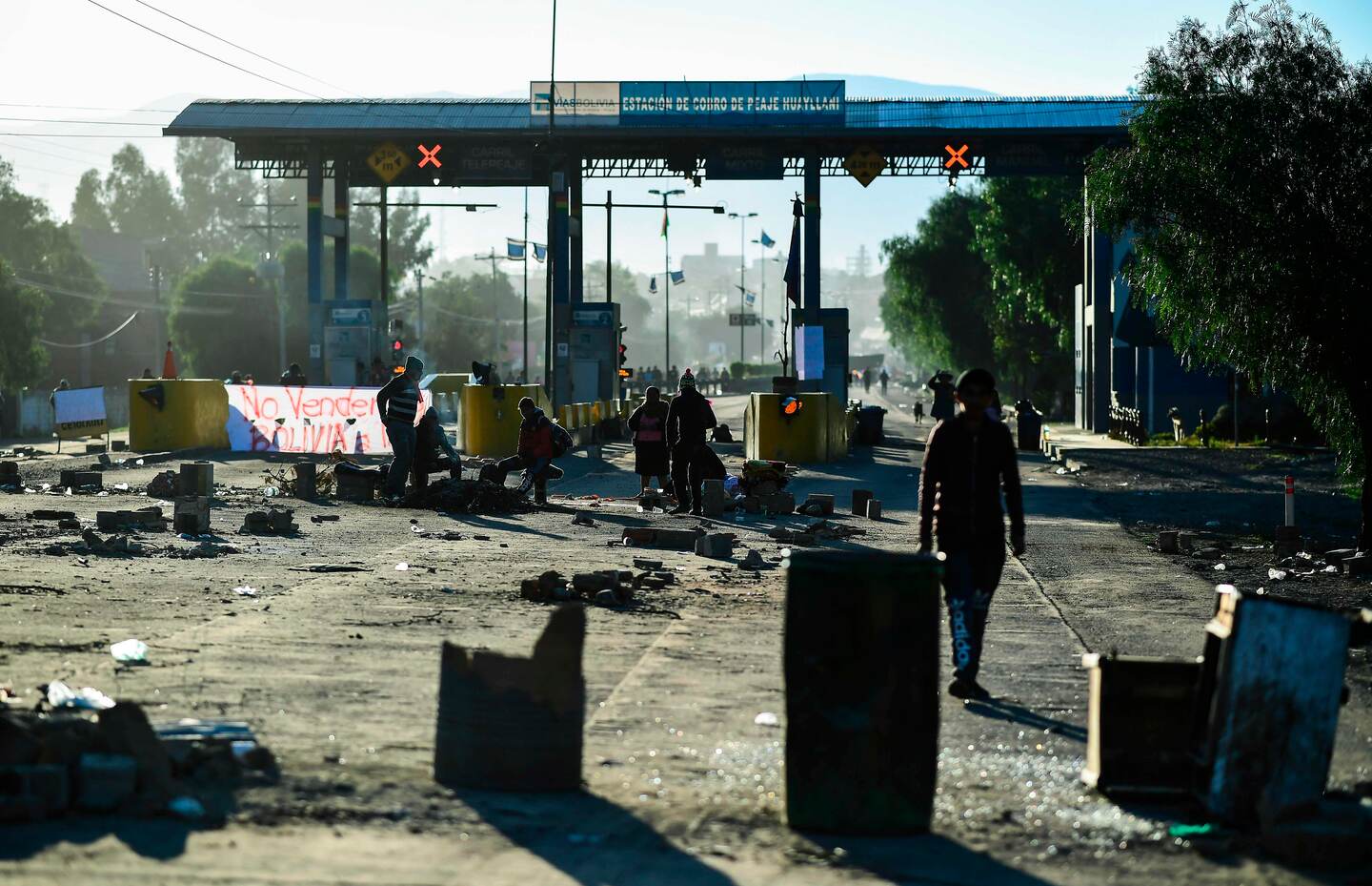 View of a road blockade -set by supporters of Bolivian ex-President Evo Morales- in the outskirts of Sacaba, Chapare province, Cochabamba, on November 18, 2019. - Bolivia's interim president said Sunday she will call new elections soon, as the country struggles with violent unrest a week after the resignation of Evo Morales. (Photo by RONALDO SCHEMIDT / AFP)