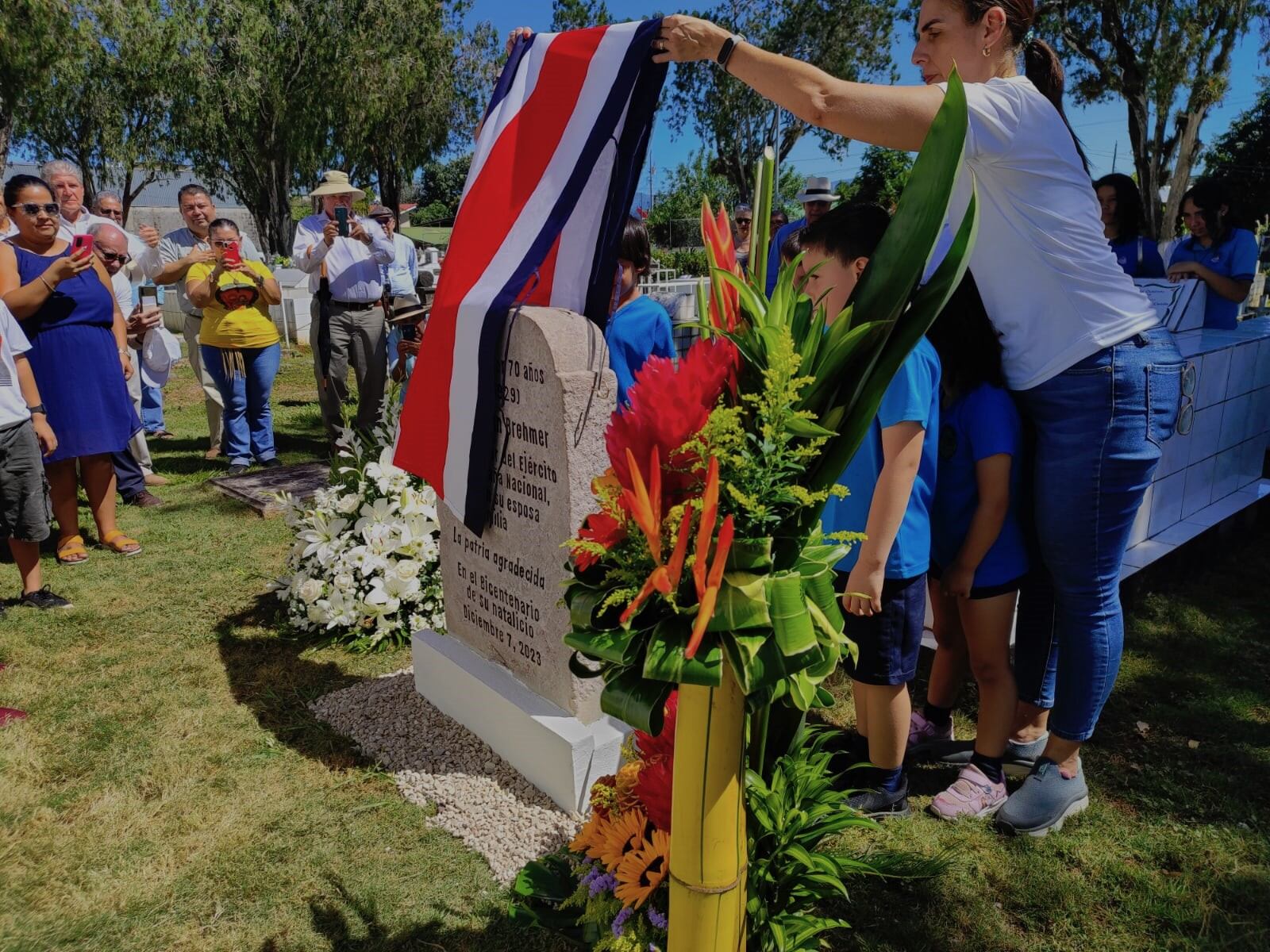 Momento de la develación de la lápida.