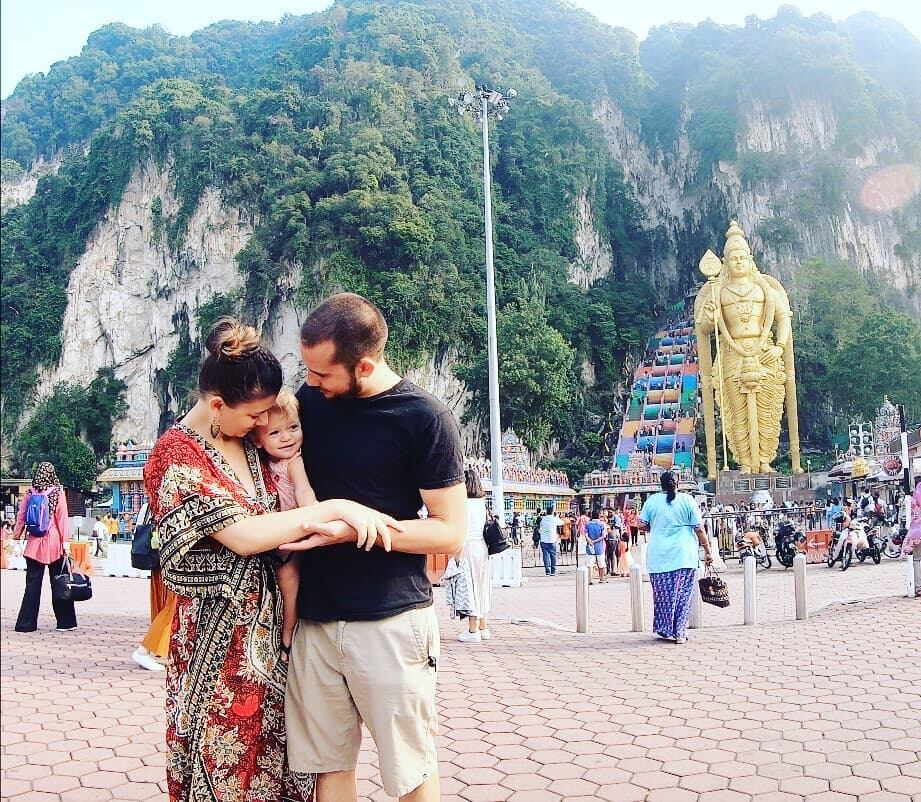 Los esposos Valeria Mora y Ricardo Acebey recorren el mundo junto a su hija Agatha. Los costarricenses lideran el proyecto 'Sin arrepentimientos' en donde comparten su historia de familia viajera a tiempo completo. Fotografía: Cortesía