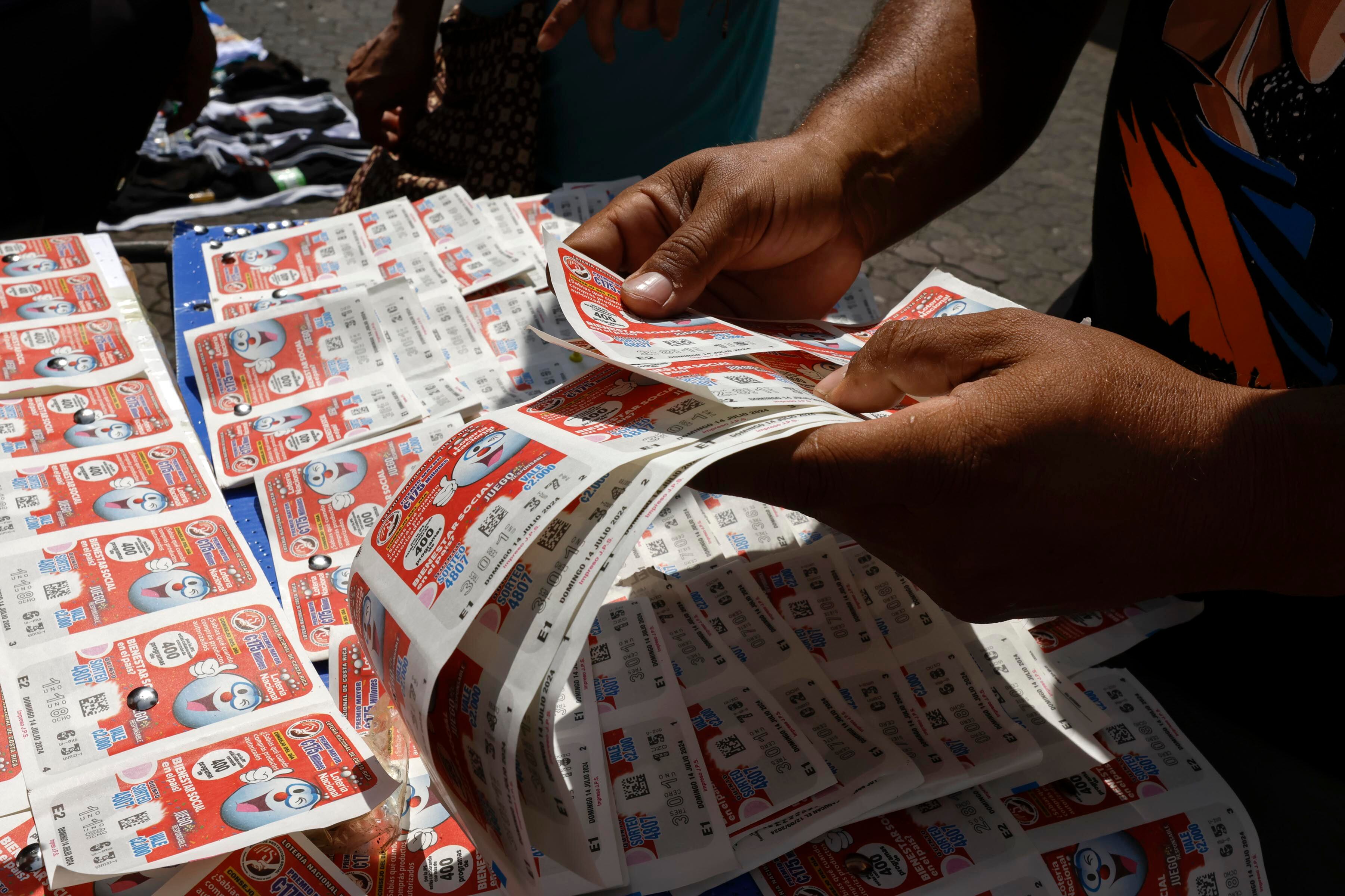 Recorrido por ventas de lotería en San José