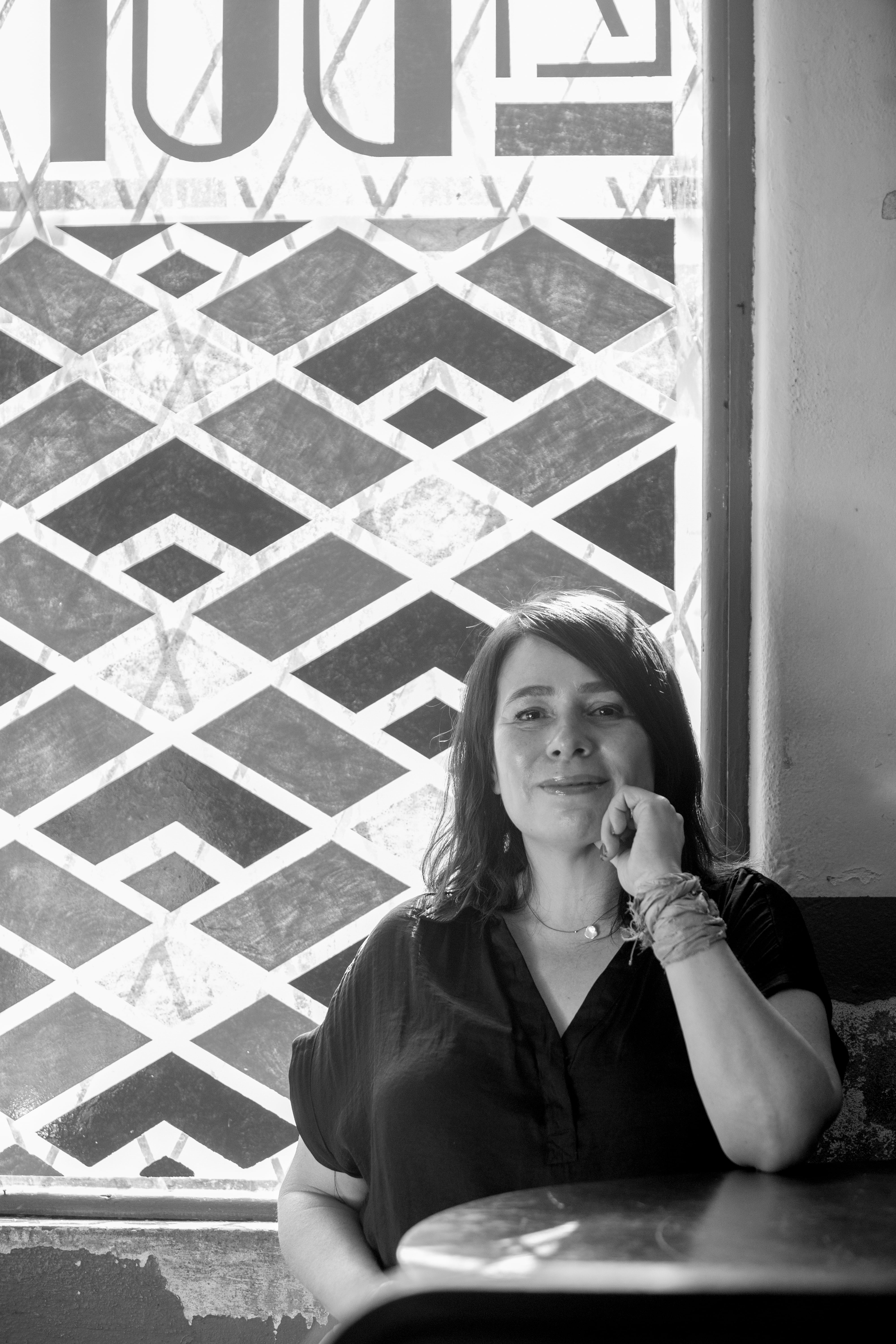 La editora Karina Salguero es una de las autoras de '¿Dónde jugarán las niñas?', selección de crónicas publicada por Perro Azul.