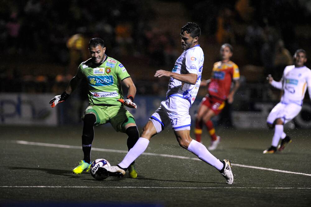 Daniel Cambronero, portero del Herediano, lucha por la pelota con el delantero Luis Ángel Landín, de Pérez Zeledón, en el primer juego de ambos equipos en el Torneo de Verano 2017. | RAFAEL MURILLO