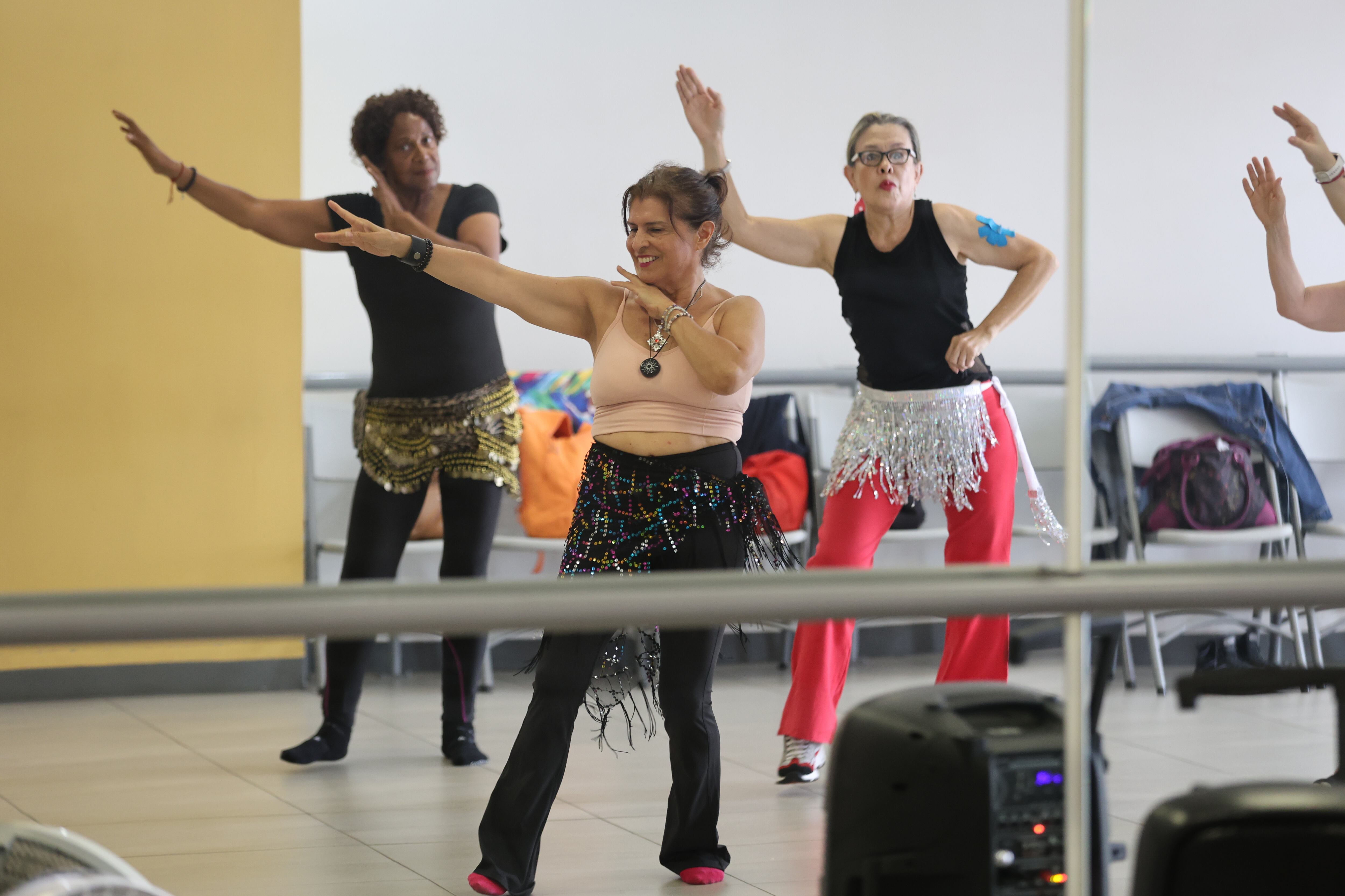 20/09/2024/ trabajo sobre la soledad, reportaje de adultos mayores durante cursos varios en que ven en AGECO. Ellos ven en esos cursos una forma de no sentirse solos y no "enfermarse de soledad" / foto John Durán