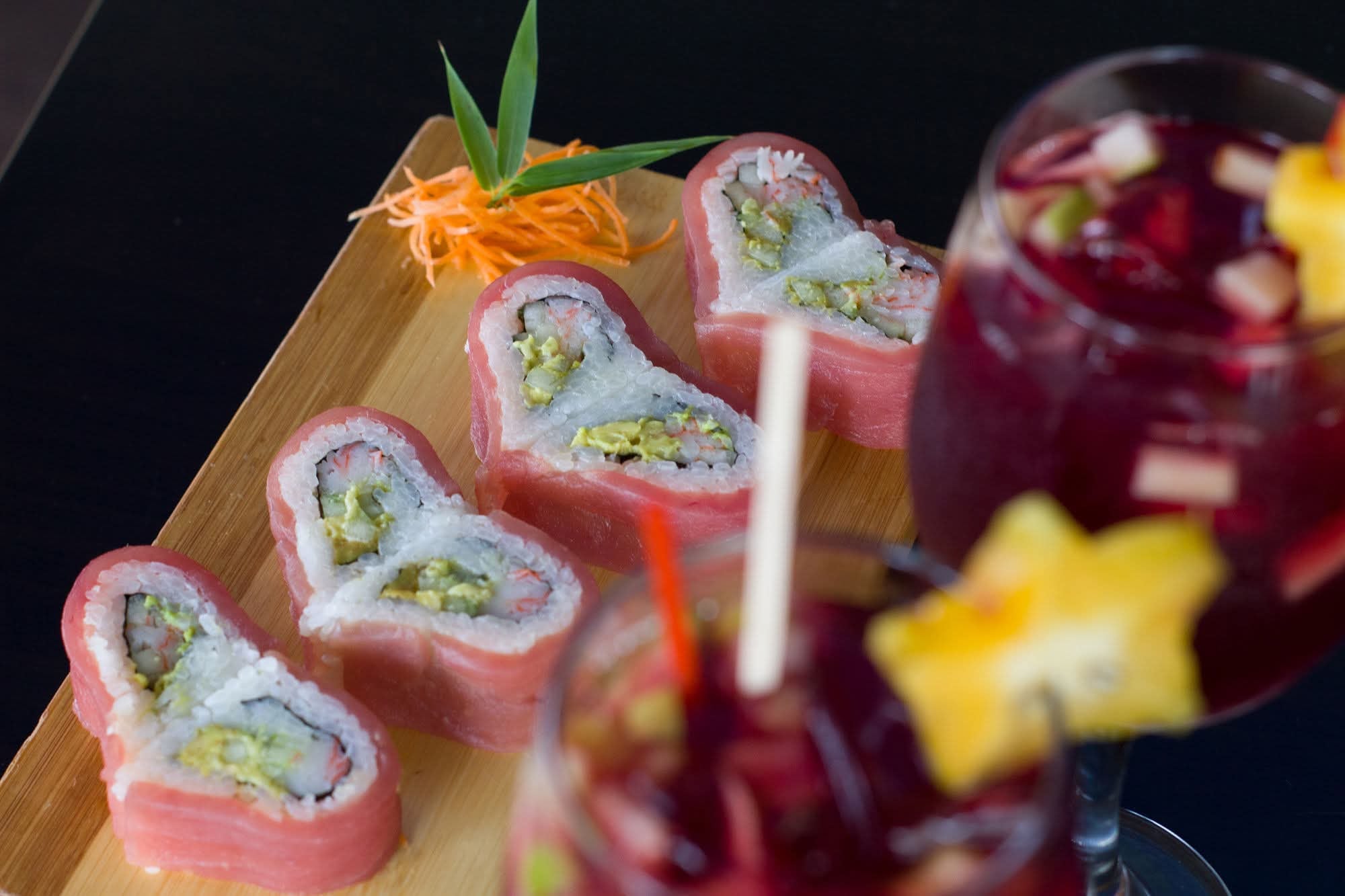 Tsunami Sushi ofrece una promoción especial que incluye el Valentine’s Roll y sangría; otros restaurantes y Uber Eats ofrece opciones.