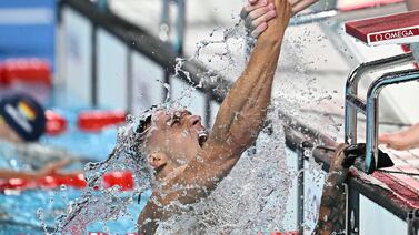 Caeleb Dressel llora al apoderarse de un nuevo oro olímpico tras superar episodios depresivos