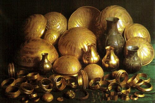 El Tesoro de Villena está formado por 59 objetos de oro, plata, hierro y ámbar que totalizan un peso de casi 10 kilos y está datado alrededor del año 1000 a.C. Se descubrió en 1963 en una rambla cercana a Villena, España.