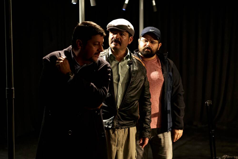 Cuerdas es una producción de la Traka Teatro sobre tres hermanos que se reencuentran en un aeropuerto. Andrés Arce.