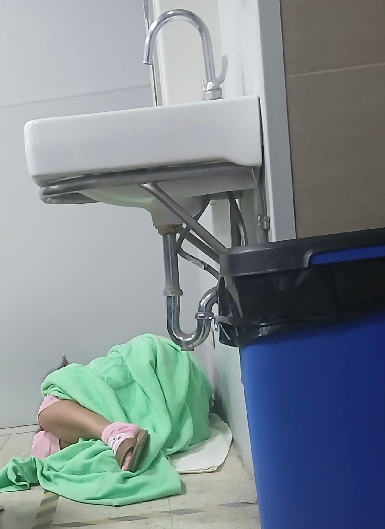 Una paciente se acostó en el piso tras en apariencia haber sido operada en el Hospital de Liberia, pues no tenía una camilla asignada. Esto según indicó una persona que esperaba en el Servicio de Emergencias de ese Hospital.