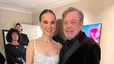 ¡Luke Skywalker conoció a su madre!: Natalie Portman y Mark Hamill juntos en los Globos de Oro