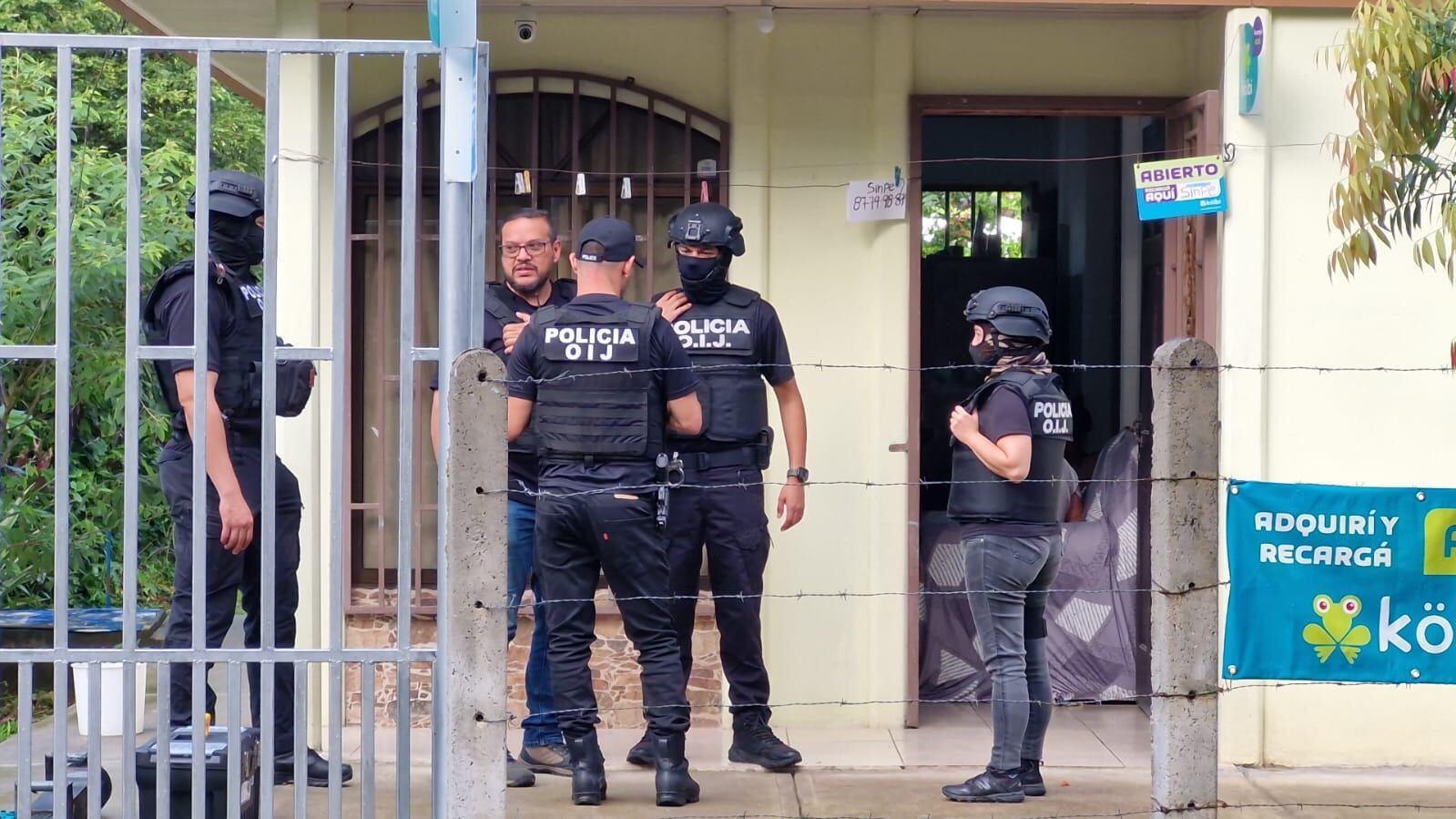 Policías del OIJ por fuera de un abastecimiento.