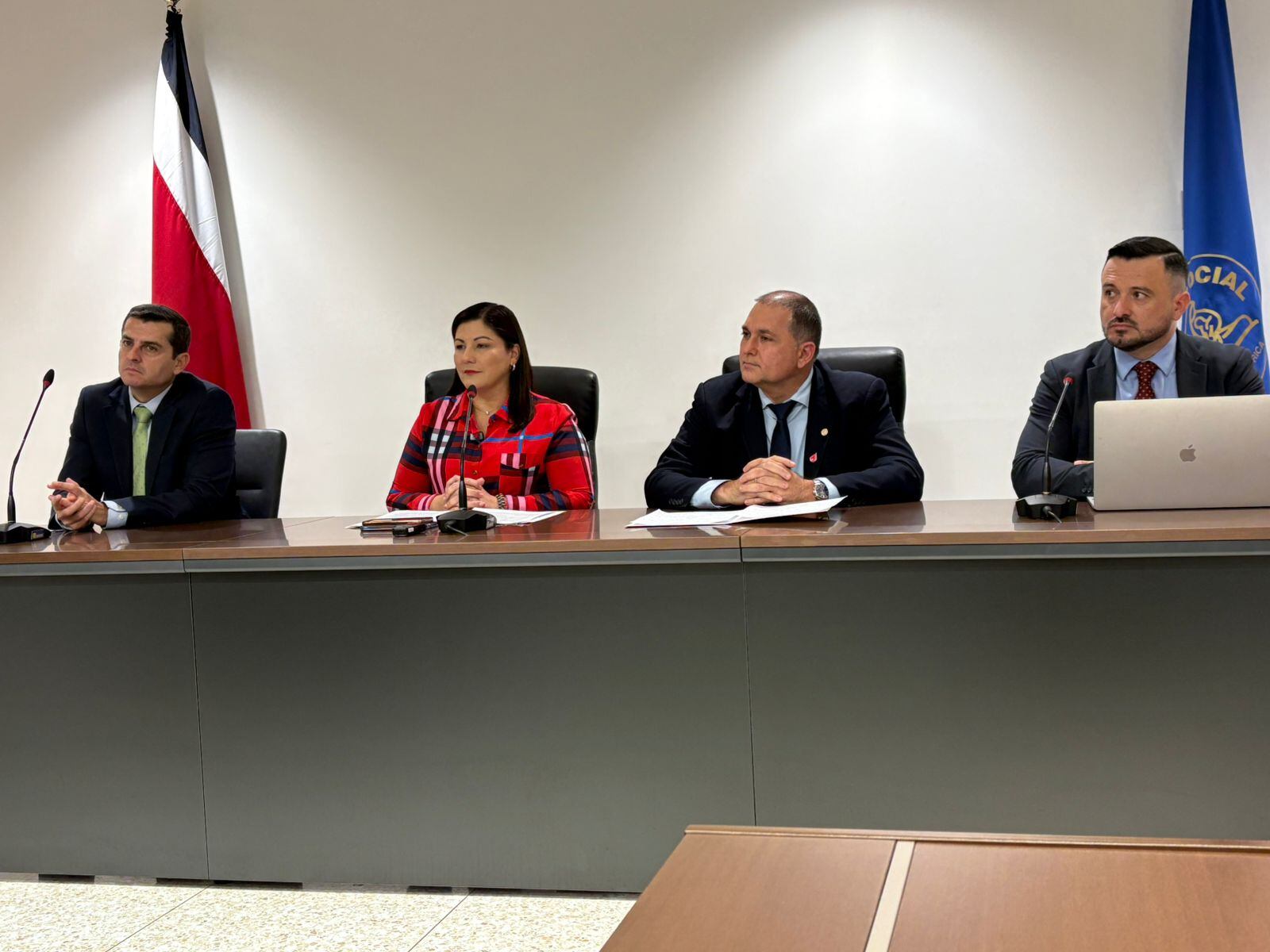 Jerarcas de la CCSS se refirieron al descontrol en el inventario del fentanilo. En la imagen de izquierda a derecha, el gerente de logística Esteban Vega de la O, Mónica Taylor Hernández, presidenta ejectiva, el gerente médico, Alexander Sánchez Cabo y el director del Plan de Innovación Héctor Arias Mora.