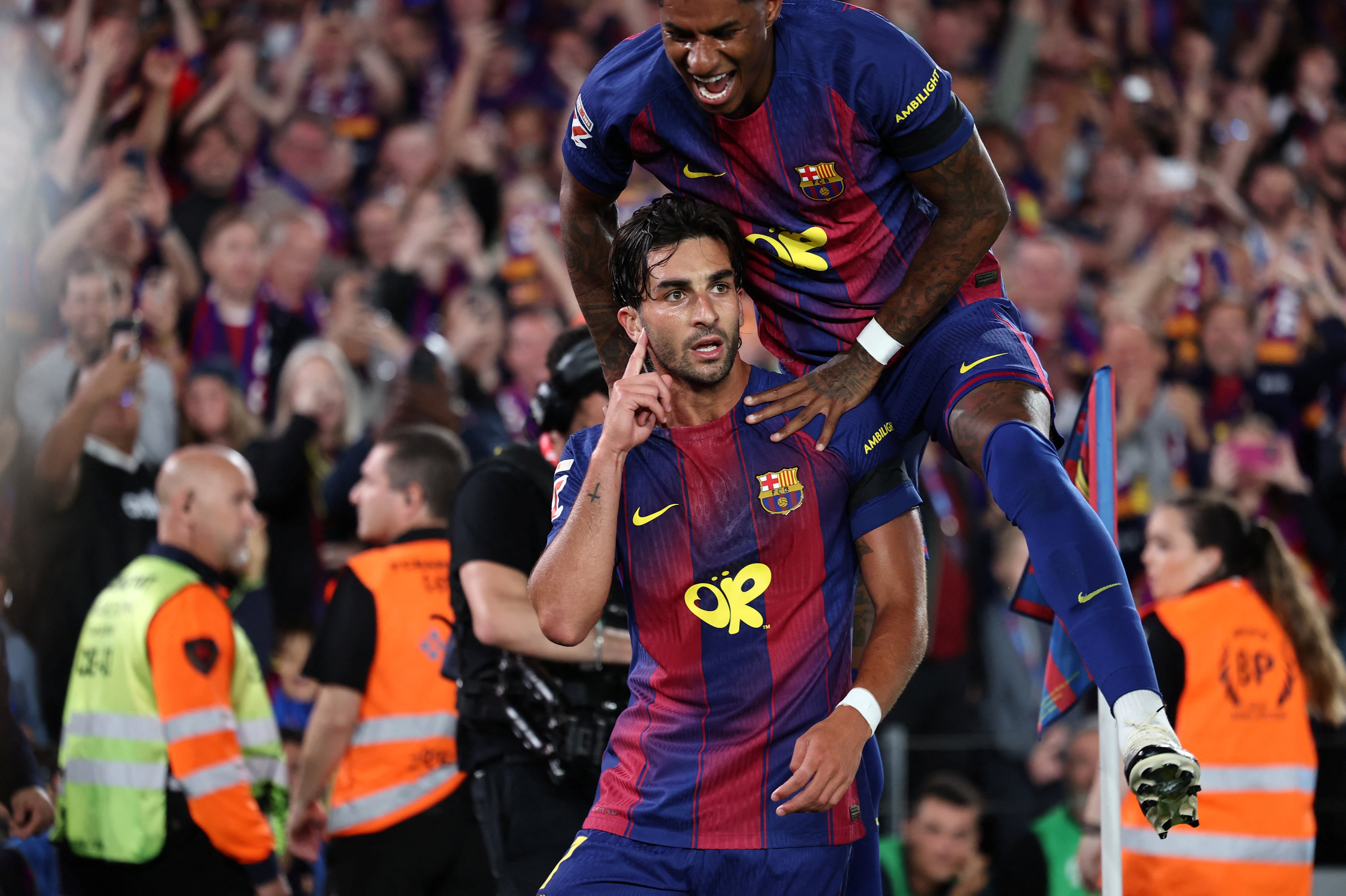 Ferran Torres celebra su anotación con Marcus Rashford en la victoria del Barcelona ante el Real Madrid que les da a los catalanes el título.