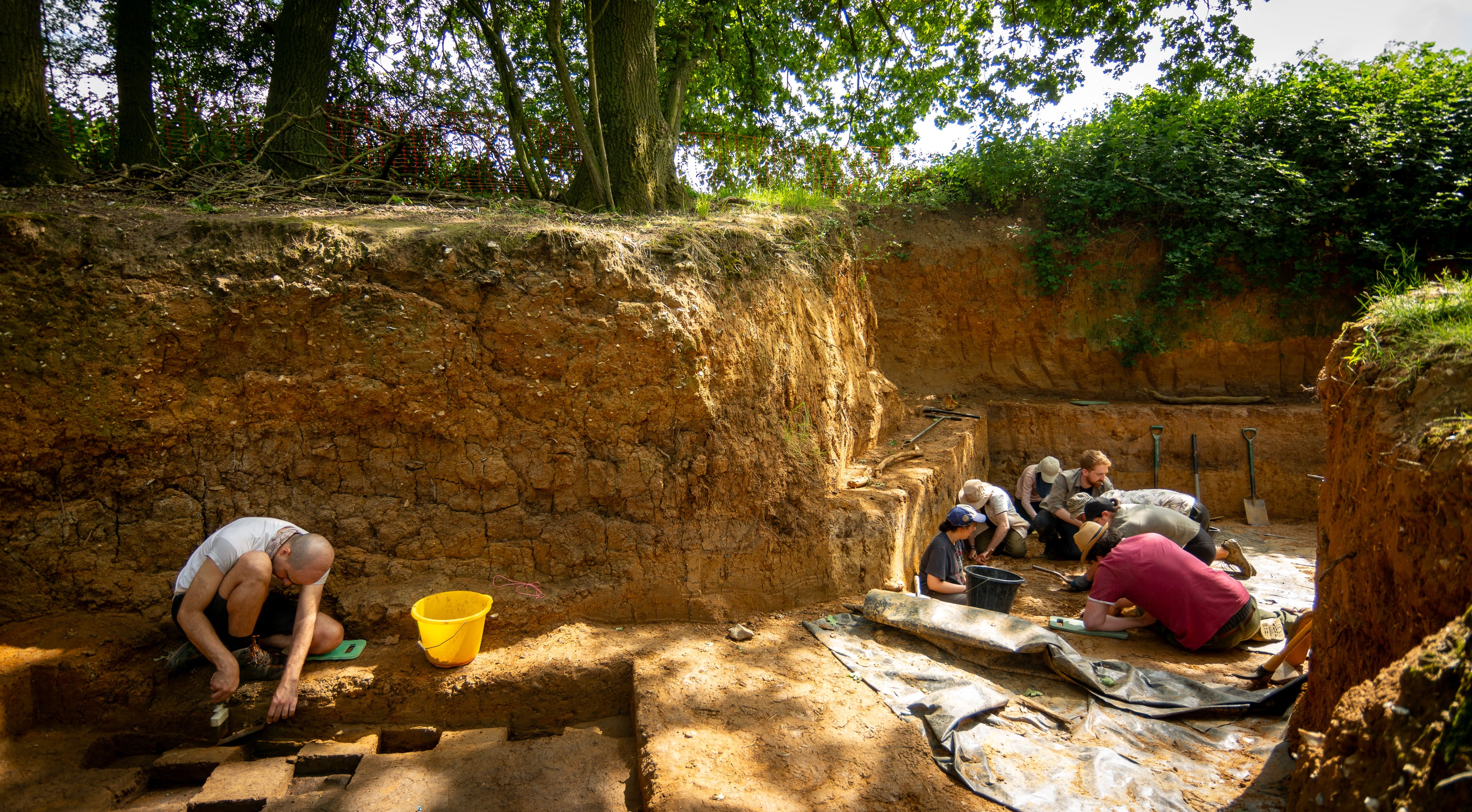 La mina de arcilla en desuso de Barnham, Suffolk, con excavaciones de la antigua fogata.