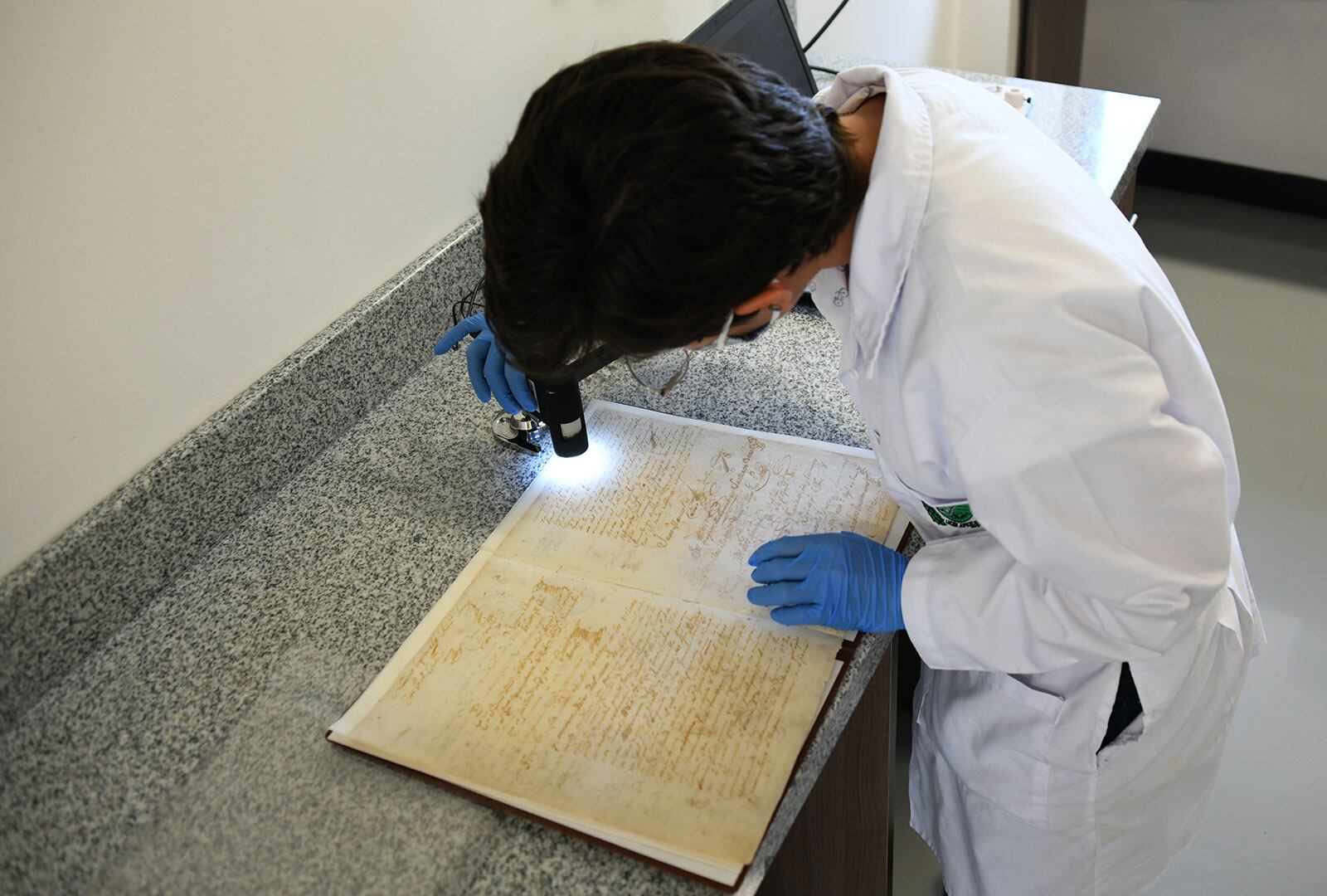 El Acta de la Independencia de Costa Rica, firmada el 29 de setiembre de 1821 fue restaurada en el 2021. La UCR con sus laboratorios realizaron análisis químicos, biológicos y físicos. En la foto la estudiante de la Escuela de Química y asistente en el Cicima, Paola Agüero Gamboa