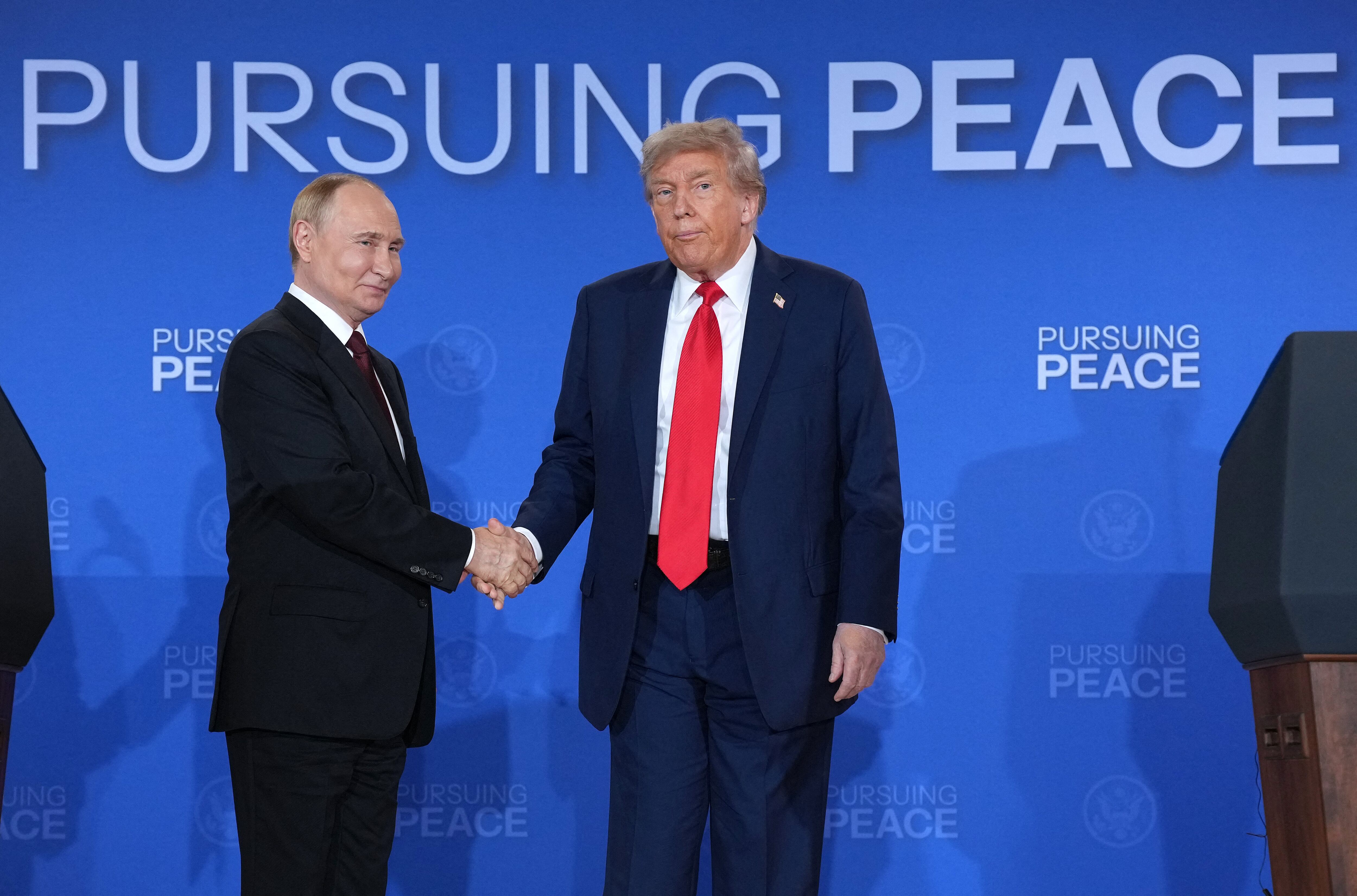 ANCHORAGE, ALASKA - AUGUST 15: U.S. President Donald Trump (R) and Russian President Vladimir Putin shake hands at the end of a press conference at Joint Base Elmendorf-Richardson on August 15, 2025 in Anchorage, Alaska. The two leaders are meeting for peace talks aimed at ending the war in Ukraine. Andrew Harnik/Getty Images/AFP (Photo by Andrew Harnik / GETTY IMAGES NORTH AMERICA / Getty Images via AFP)