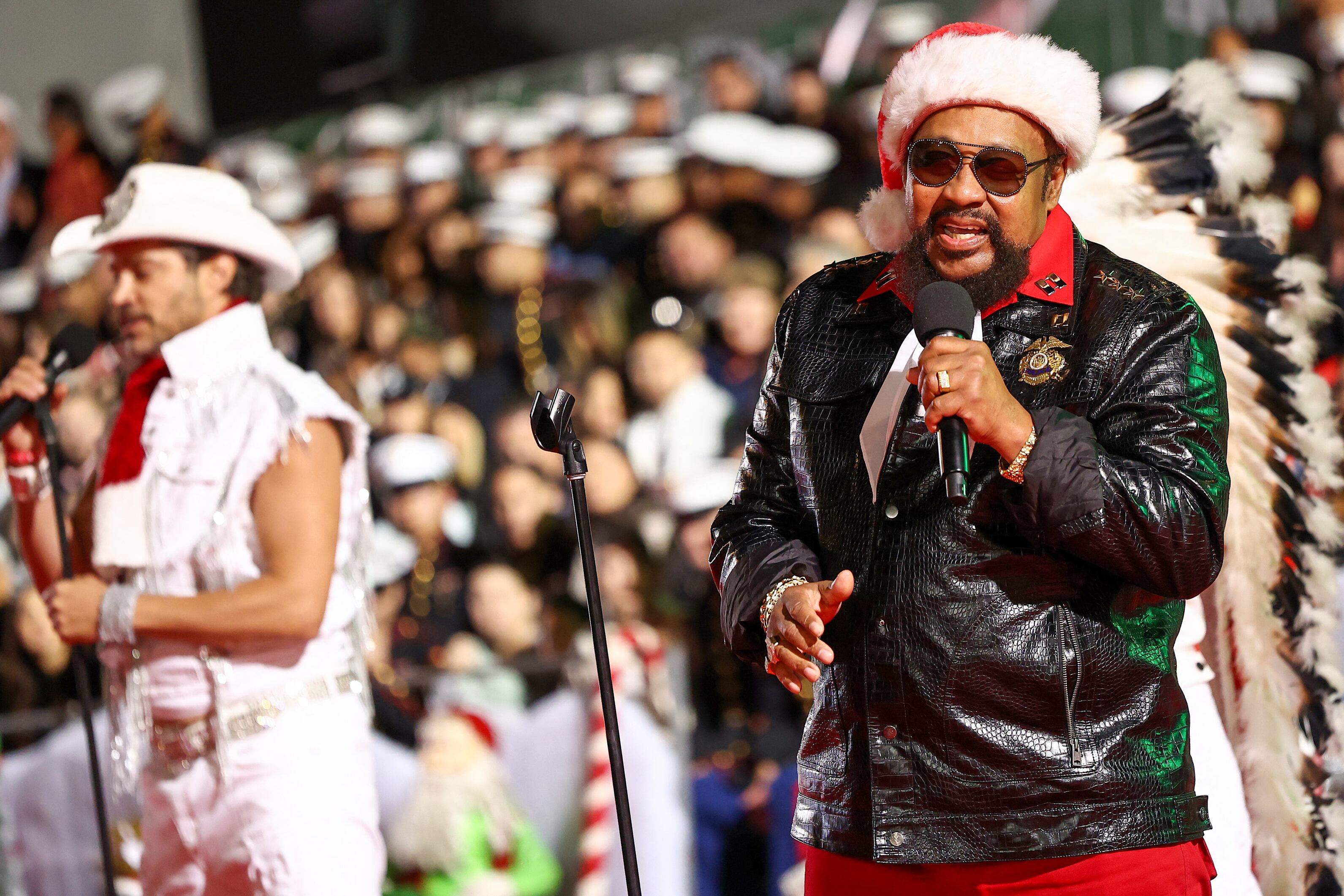 Victor Willis (D) de Village People actúa durante el 91.º aniversario del Desfile Navideño de Hollywood, en apoyo a Marine Toys For Tots, el 26 de noviembre de 2023.