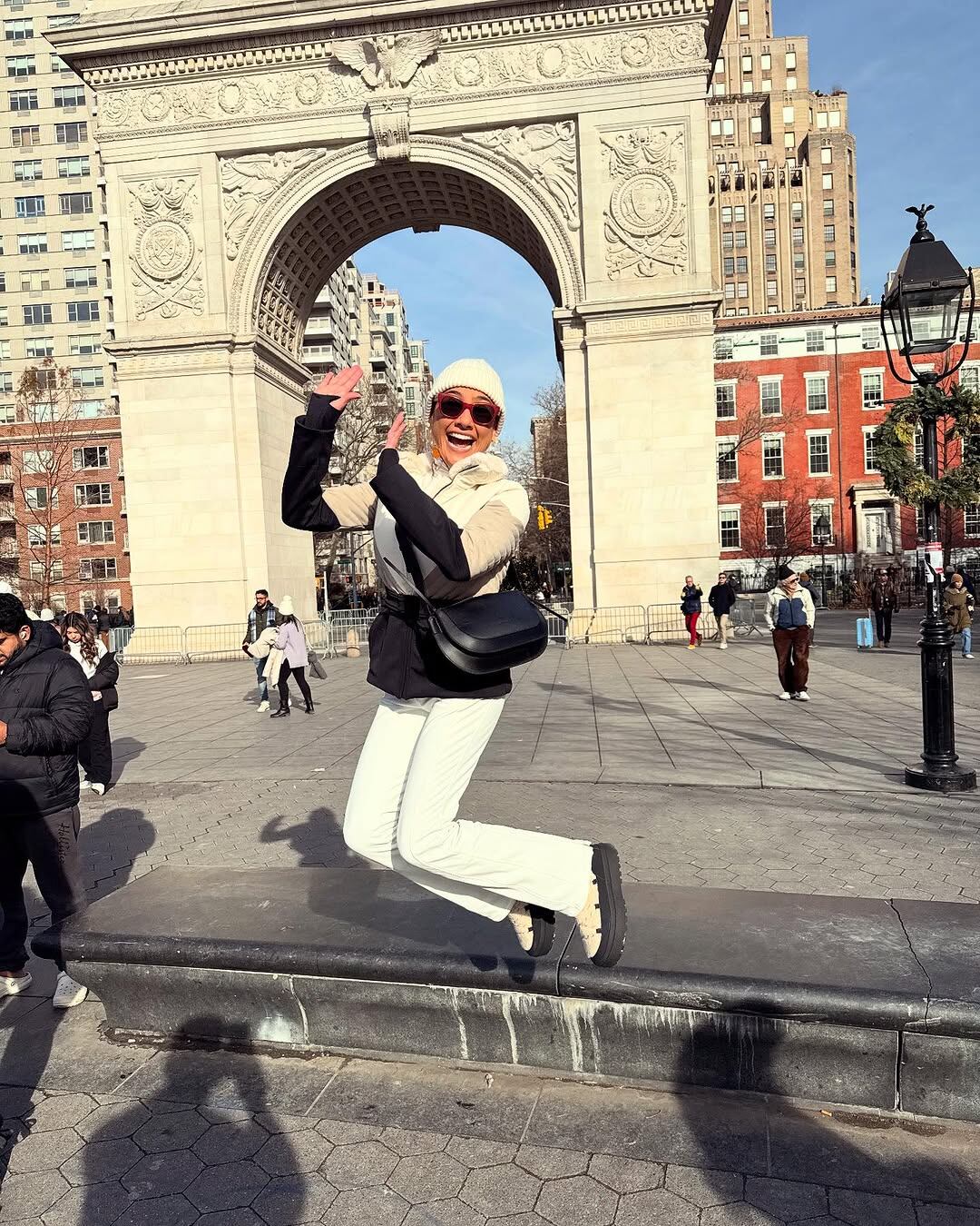 Nancy Dobles saltando en el Washington Square Park