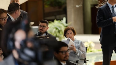Funcionario logró notificar a Pilar Cisneros en conferencia de prensa improvisada en plena calle
