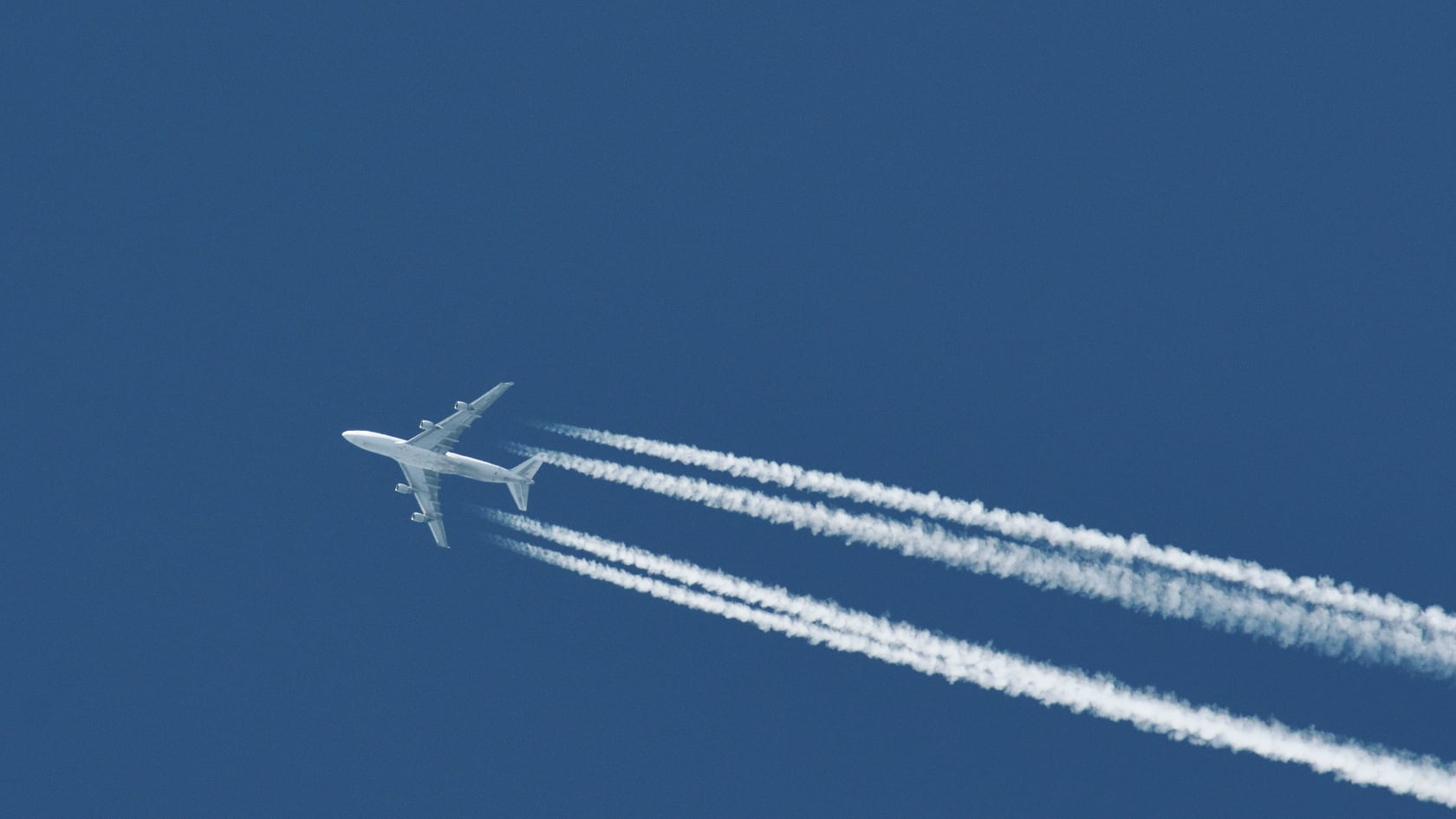 Los rastros de condensación de los aviones actúan como nubes artificiales que retienen calor y agravan el impacto climático de la aviación.