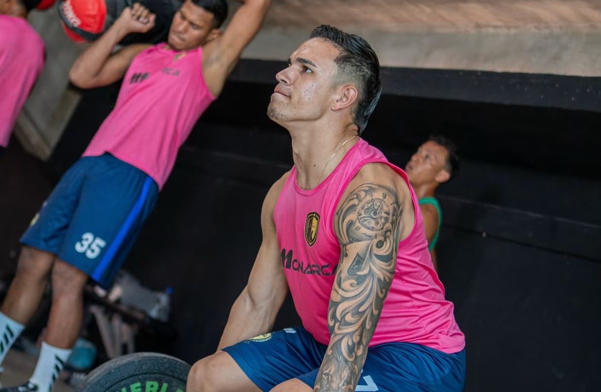 Adrián Chévez es una de las figuras del Municipal Liberia que salió haciendo trabajos de gimnasio.