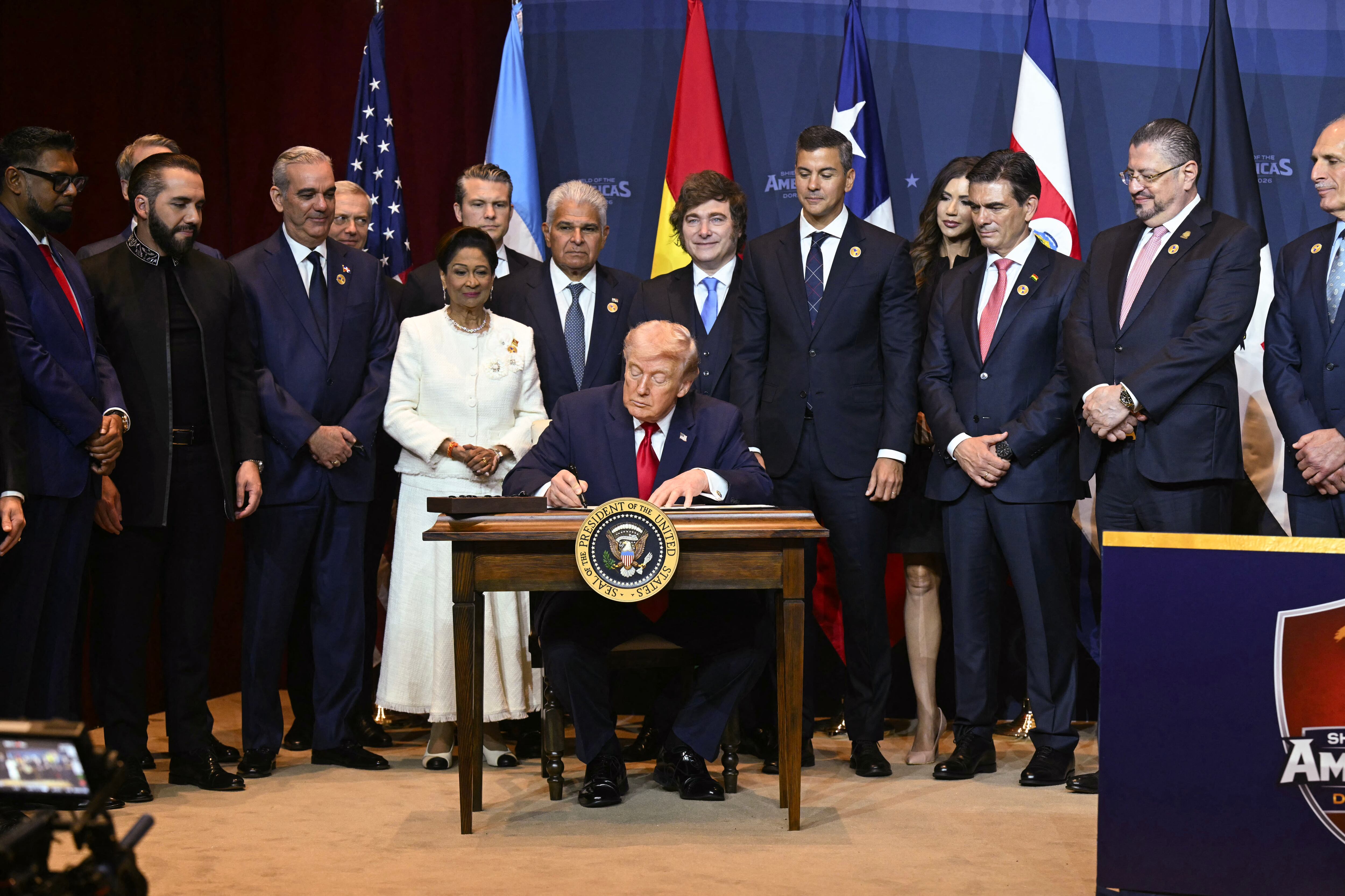 Costa Rica estaría entre países a favor de coalición militar de Trump contra carteles: Chaves recibió bolígrafo tras firma de decreto | La Nación