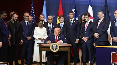 Costa Rica estaría entre países a favor de coalición militar de Trump contra carteles: Chaves recibió bolígrafo tras firma de decreto