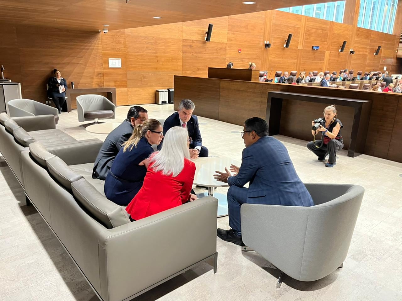 En la imagen, el jefe de fracción oficialista, Nogui Acosta, conversa con los líderes de las bancadas de oposición: Abril Gordienko (PUSC); Claudia Dobles (CAC); José María Villalta (FA); y Álvaro Ramírez (FA). (Cristian Mora /La Nación)