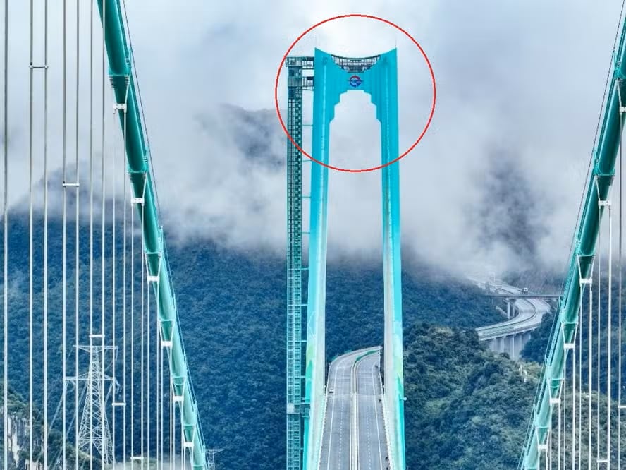 El puente más alto del mundo en China suma un café panorámico y salto bungee. Reduce tiempos de tránsito y rompe récords mundiales.