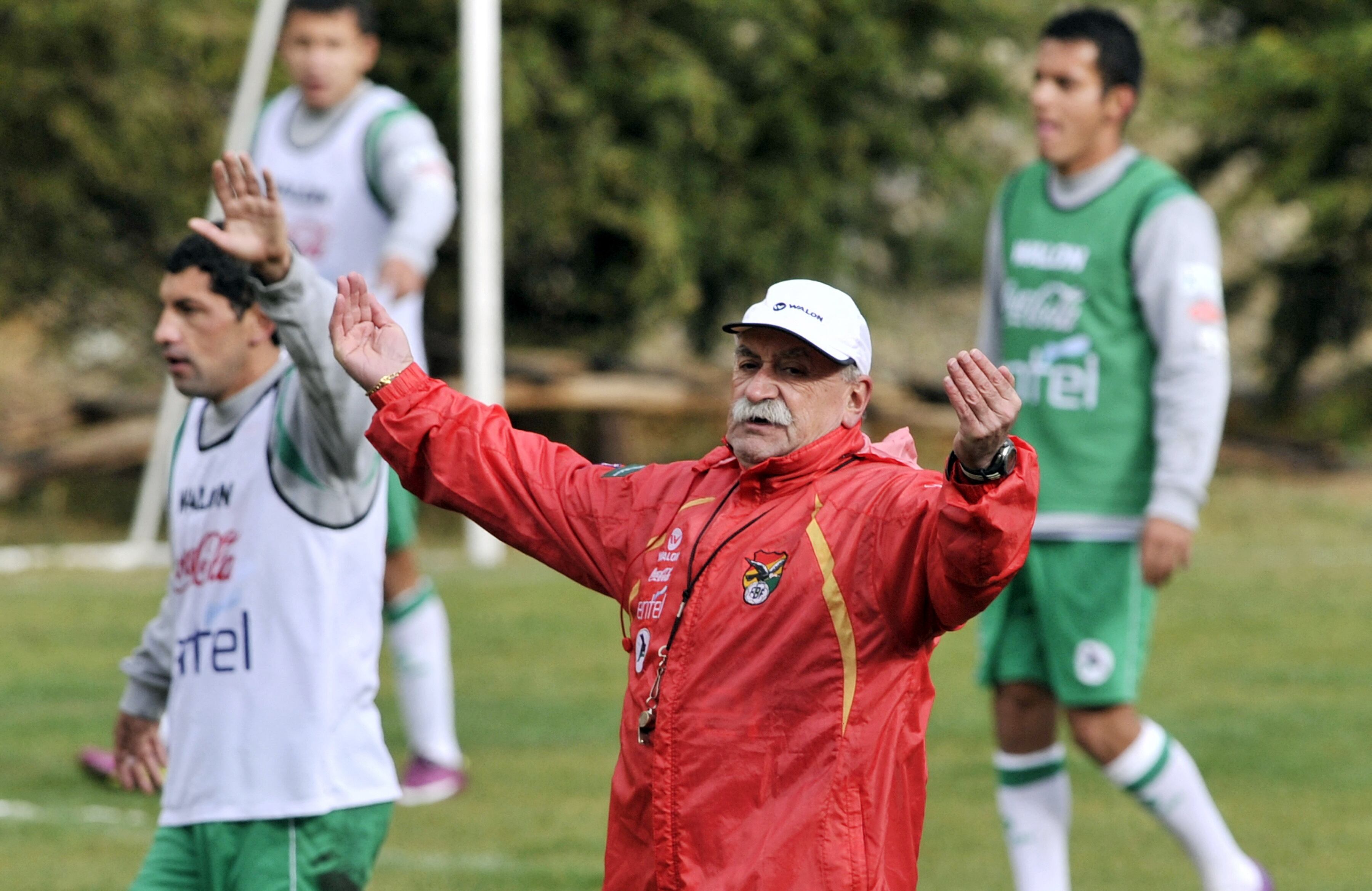 Xabier Azcargorta, quien falleció este 14 de noviembre, dirige aquí a Bolivia en el 2012.