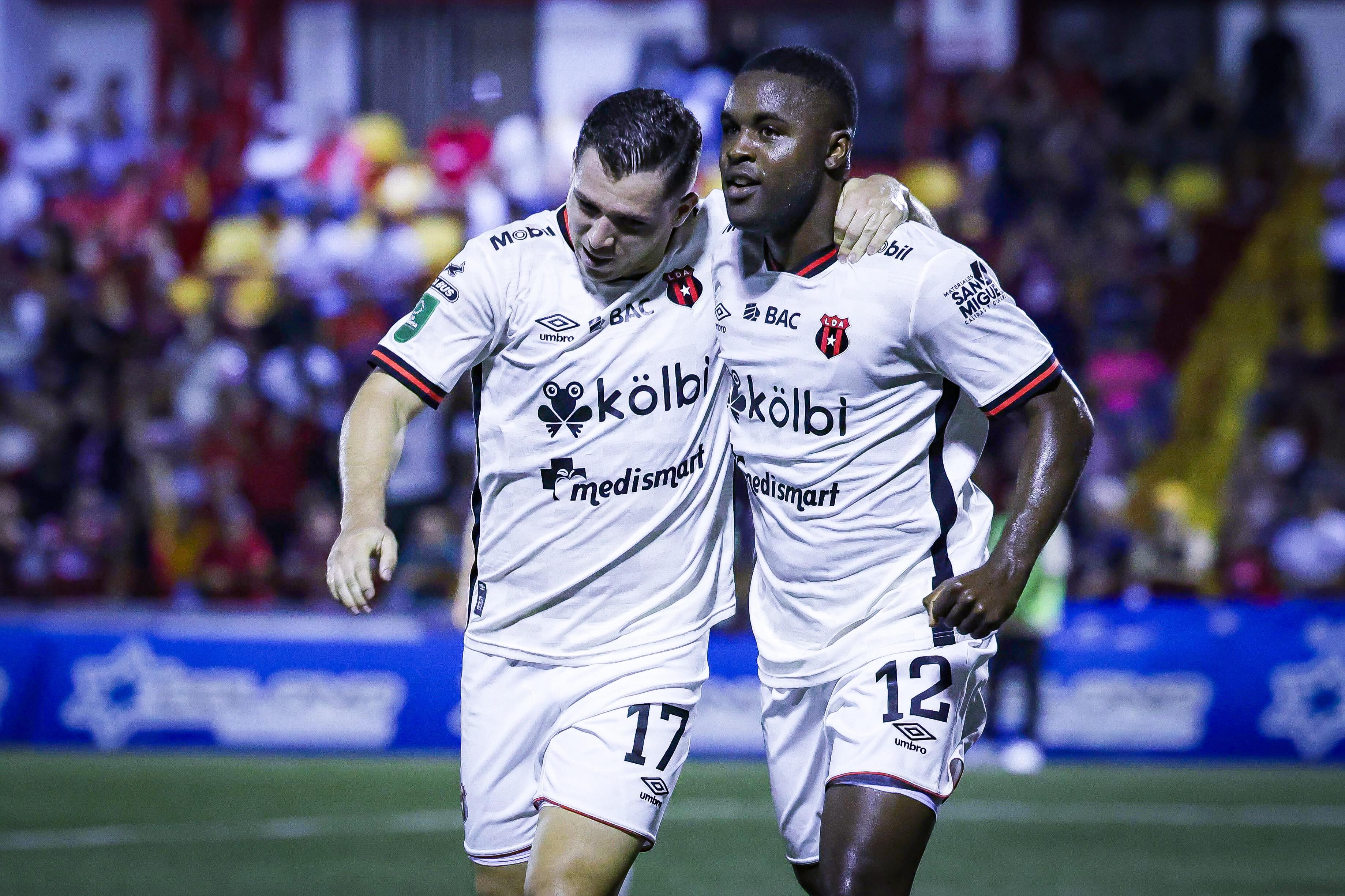 Carlos Mora generó las asistencias en los goles de Anthony Hernández y Joel Campbell en el partido entre Santos y Liga Deportiva Alajuelense.