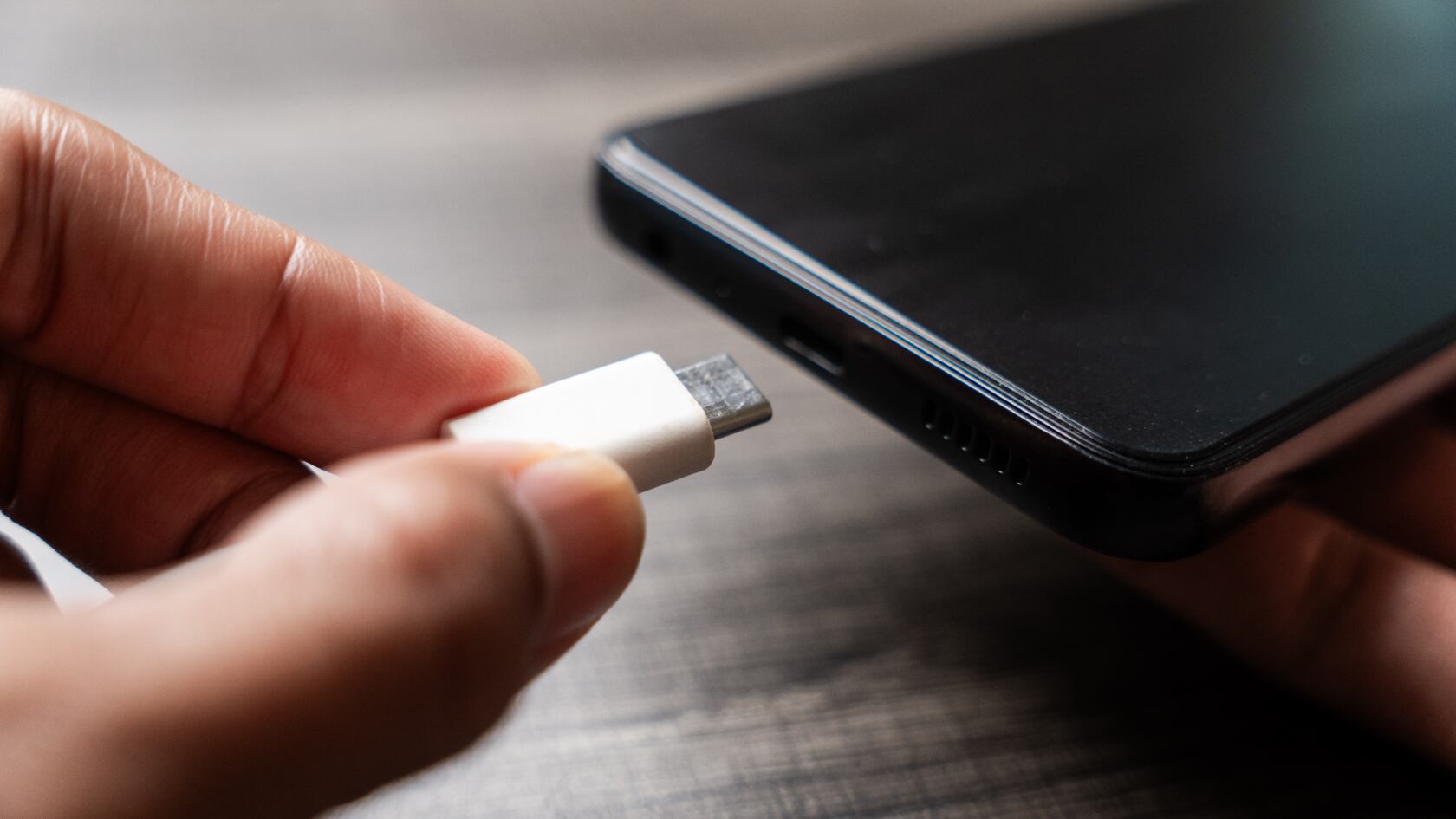 Un mal hábito al cargar el celular puede provocar daños eléctricos y acortar la duración de la batería.