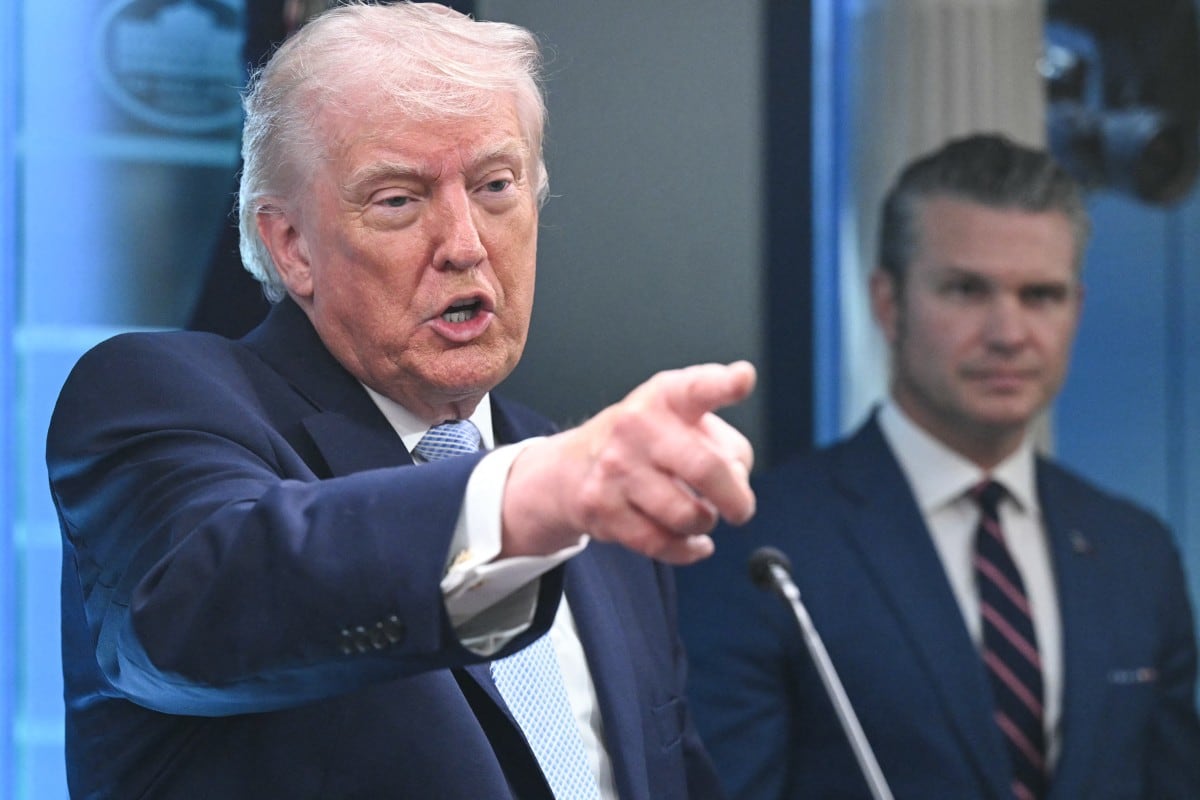 El presidente de Estados Unidos, Donald Trump, junto al secretario de Defensa Pete Hegseth, habla sobre el conflicto en Irán en la sala de prensa James S. Brady de la Casa Blanca el 6 de abril de 2026, en Washington, D.C.