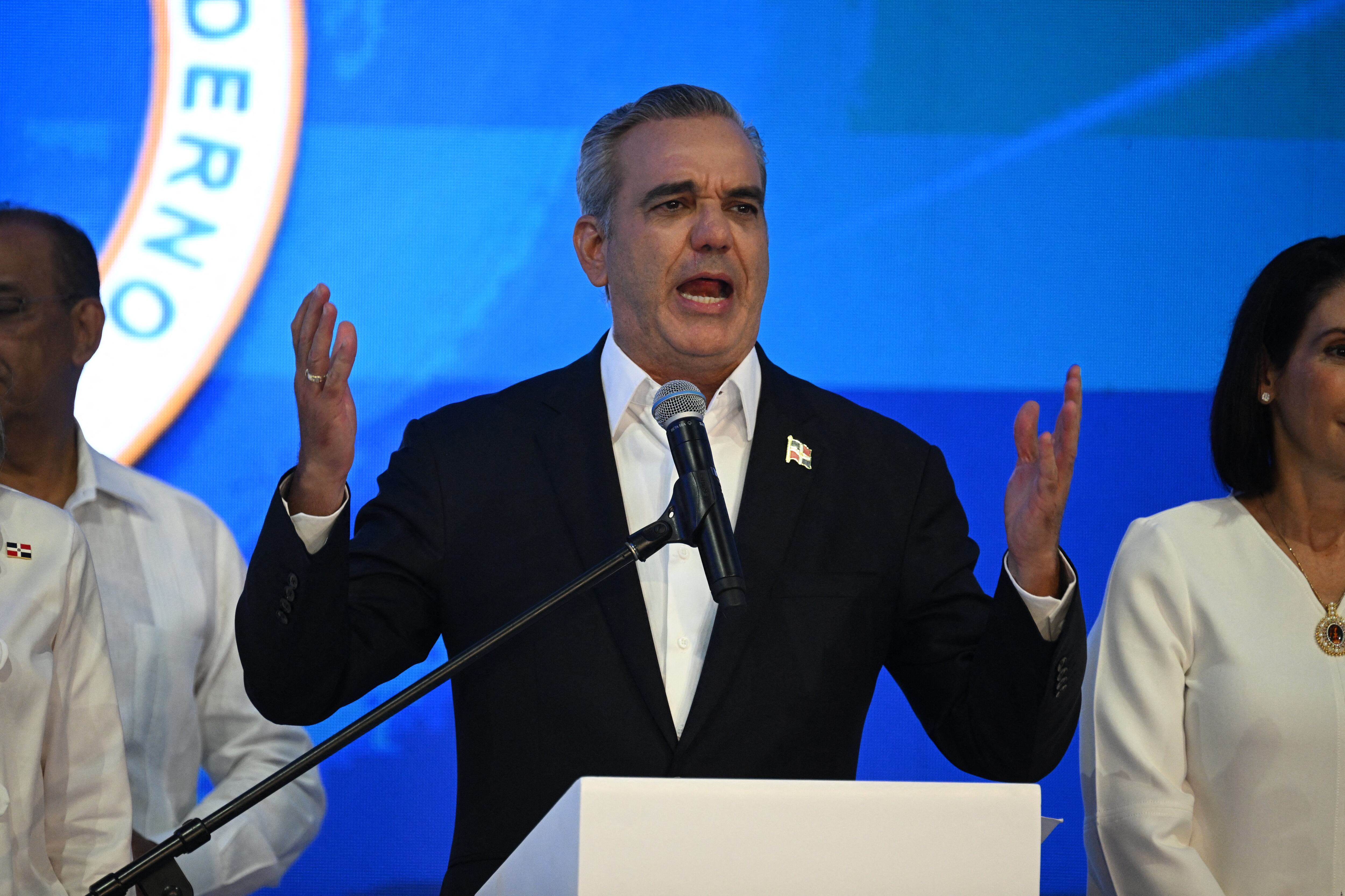 Luis Abinader obtuvo el 57,15% de los votos con casi 52% de los sufragios escrutados, superando por 28 puntos a su rival más cercano, Leonel Fernández.