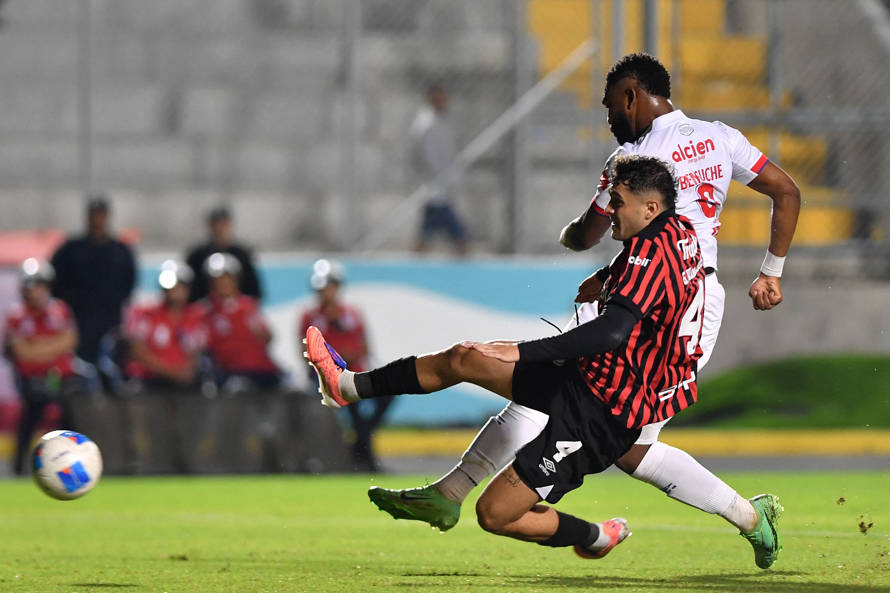 Guillermo Villalobos fue una de las figuras de Alajuelense ante Olimpia; aquí sale a la marca de Jorge Benguché.