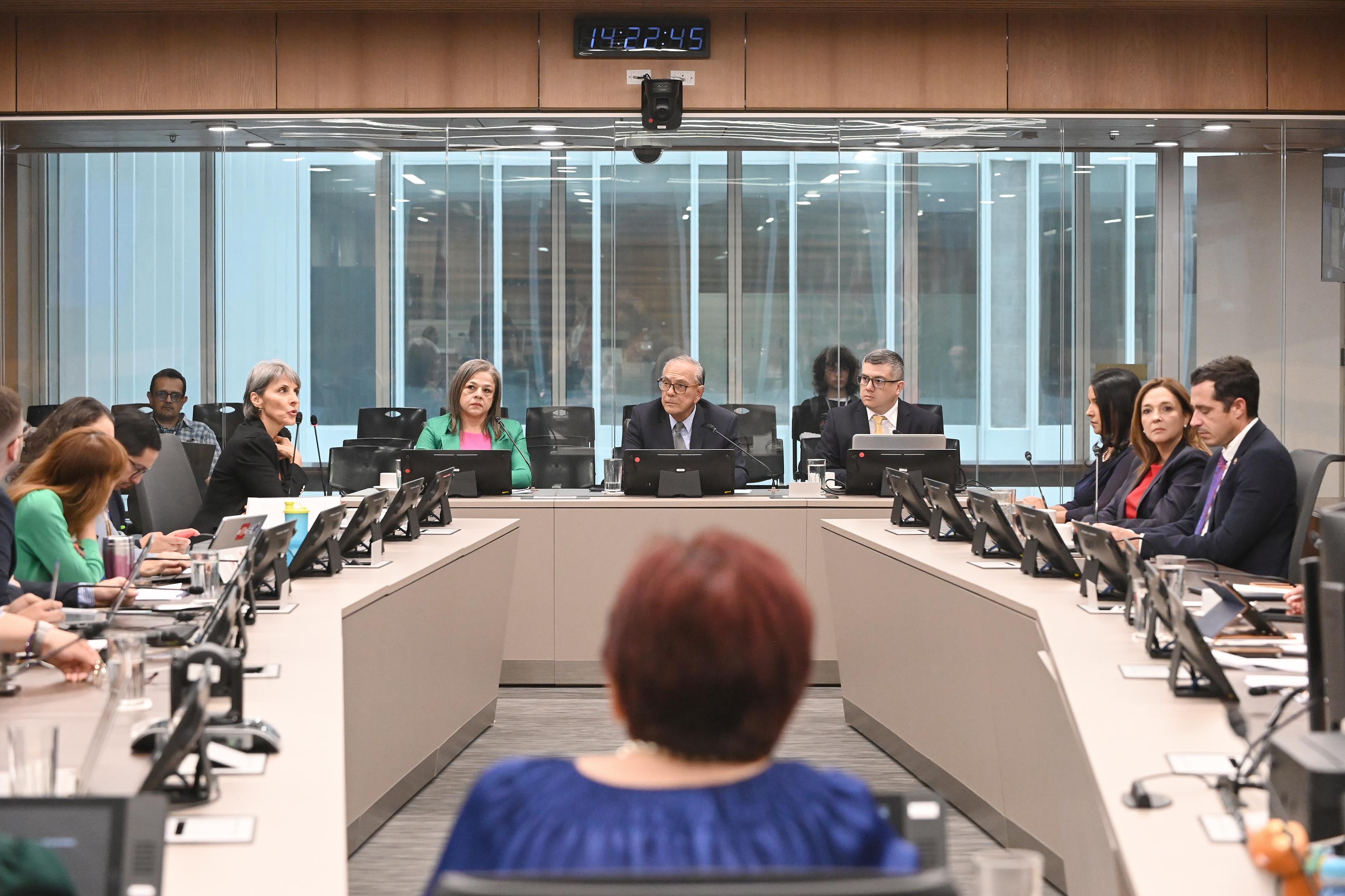 10 de julio del 2025. Asamblea Legislativa. 13:00 hrs. La Junta Directiva del Banco Nacional comparece ante la comisión legislativa de control de ingreso y gasto. Maximiliano Alvarado Ramírez (presidente), Noylin Cruz Suárez (vicepresidenta), Rolando Saborío Jiménez (secretario) y los directores María Brenes Quesada, María del Milagro Solórzano León, Anabelle Chaves Soto y Randall Monge Saborío. En la foto: Directivos respondieron las consultas de los diputados. Maximiliano Alvarado (izq) conversa con Rolando Saborío. Foto: Albert Marín